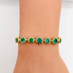 Bracciale con smeraldi incastonati a griffe su montatura rotonda in oro giallo 18 carati