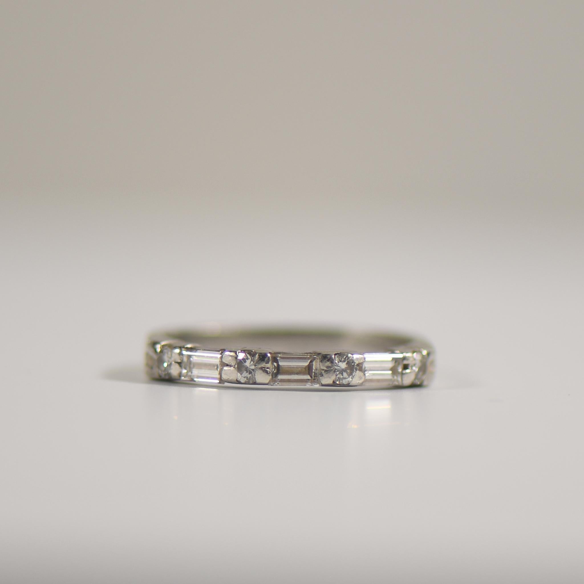 Smaragd & runder Diamant im Brillantschliff Platin-Hochzeitsband im Zustand „Gut“ im Angebot in Addison, TX