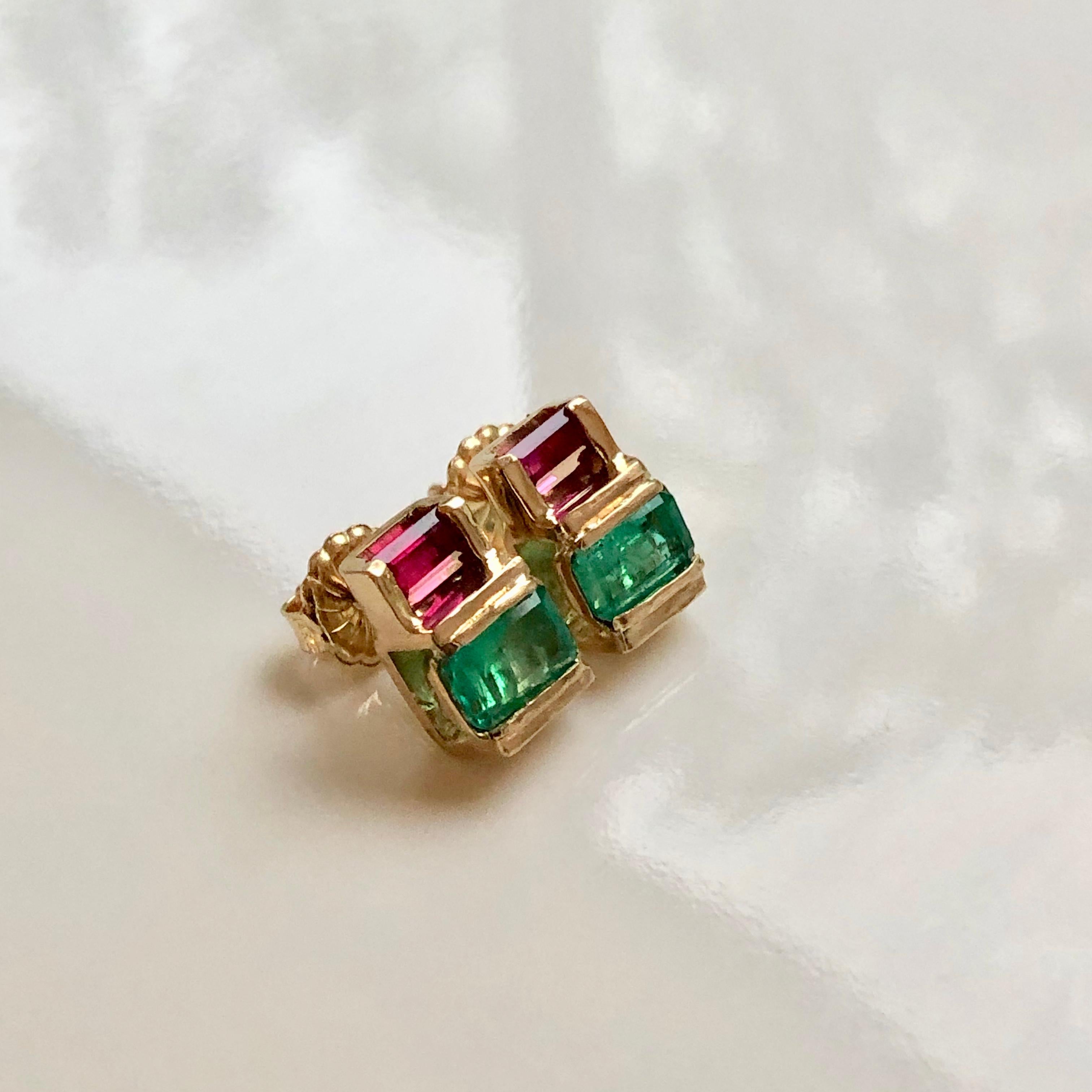 Colombian Emerald Ruby 18 Karat Yellow Gold Earrings For Sale 4