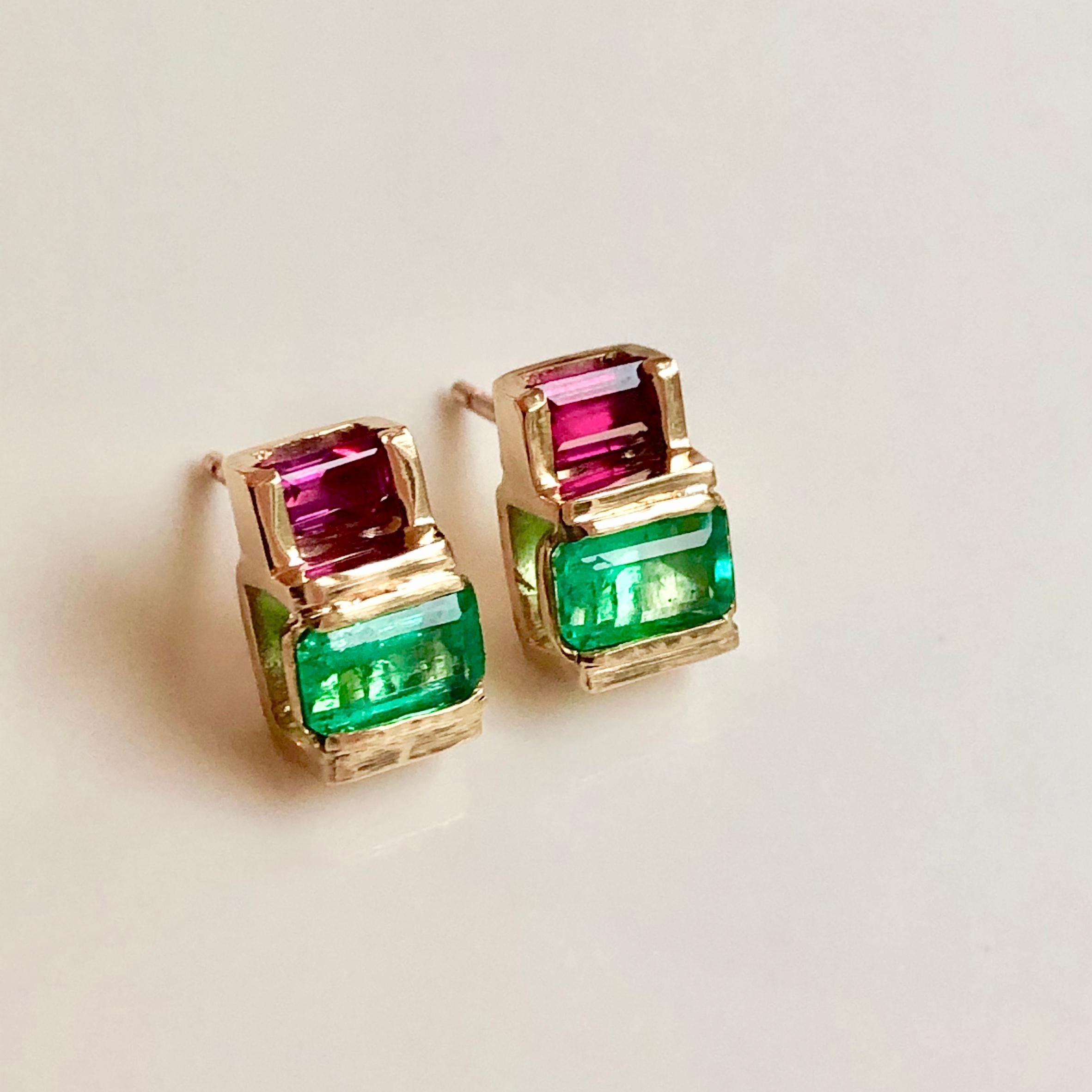 Colombian Emerald Ruby 18 Karat Yellow Gold Earrings For Sale 1
