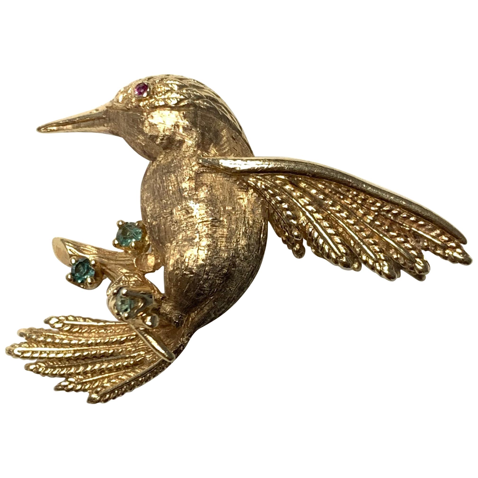 Épingle oiseau en émeraude, rubis et or jaune 14 carats