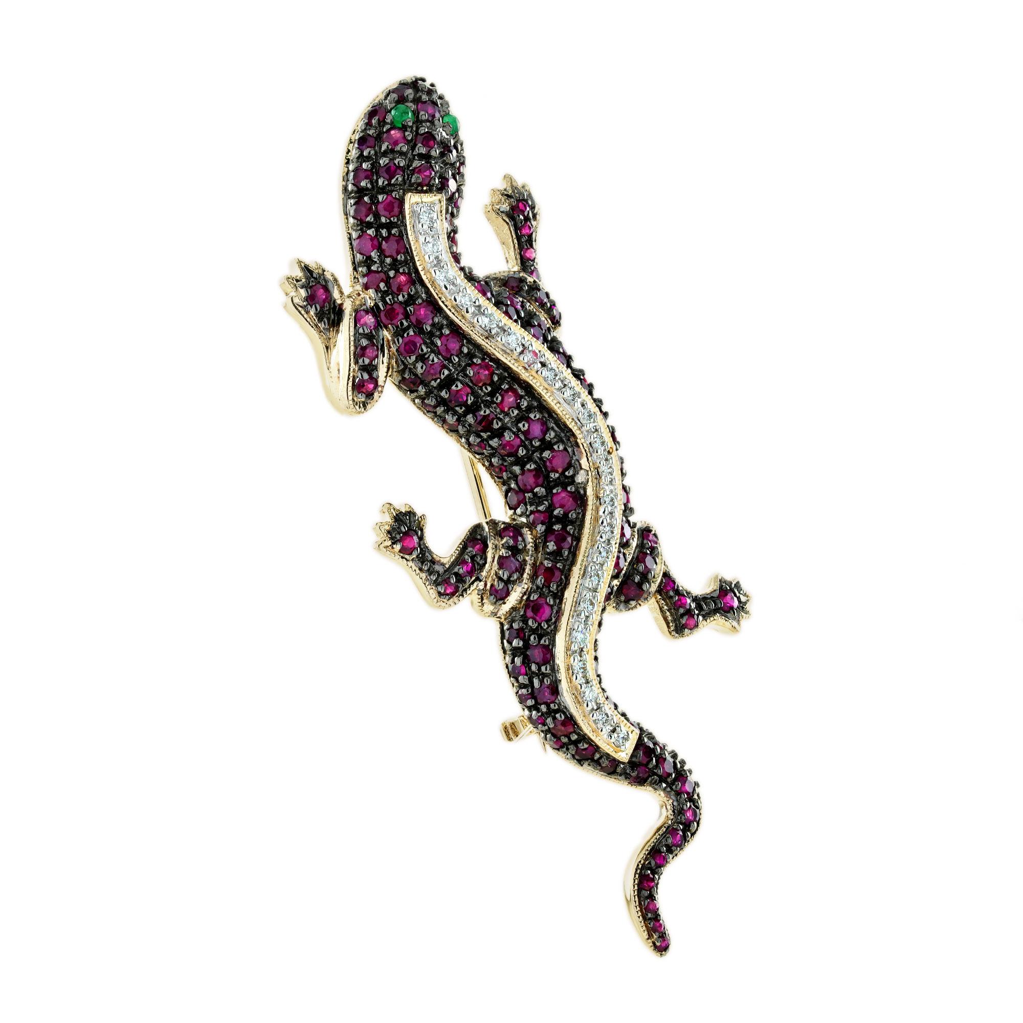 Son corps lisse et incurvé est recouvert de rubis d'un rouge profond, qui représentent l'énergie et la force. Des diamants brillants sont soigneusement placés pour ressembler à la peau du lézard, ajoutant un éclat et une texture qui le font