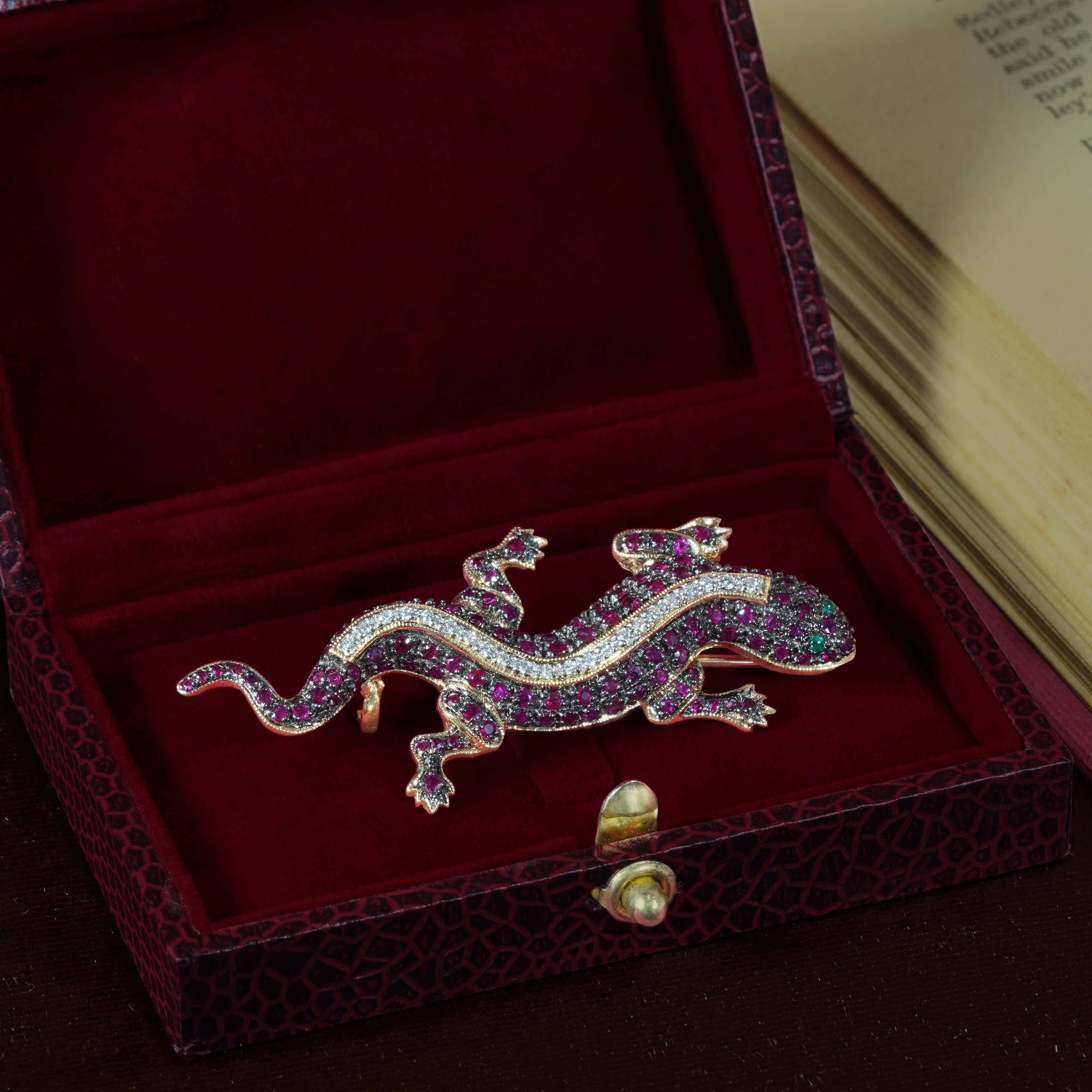 Son corps lisse et incurvé est recouvert de rubis d'un rouge profond, qui représentent l'énergie et la force. Des diamants brillants sont soigneusement placés pour ressembler à la peau du lézard, ajoutant un éclat et une texture qui le font