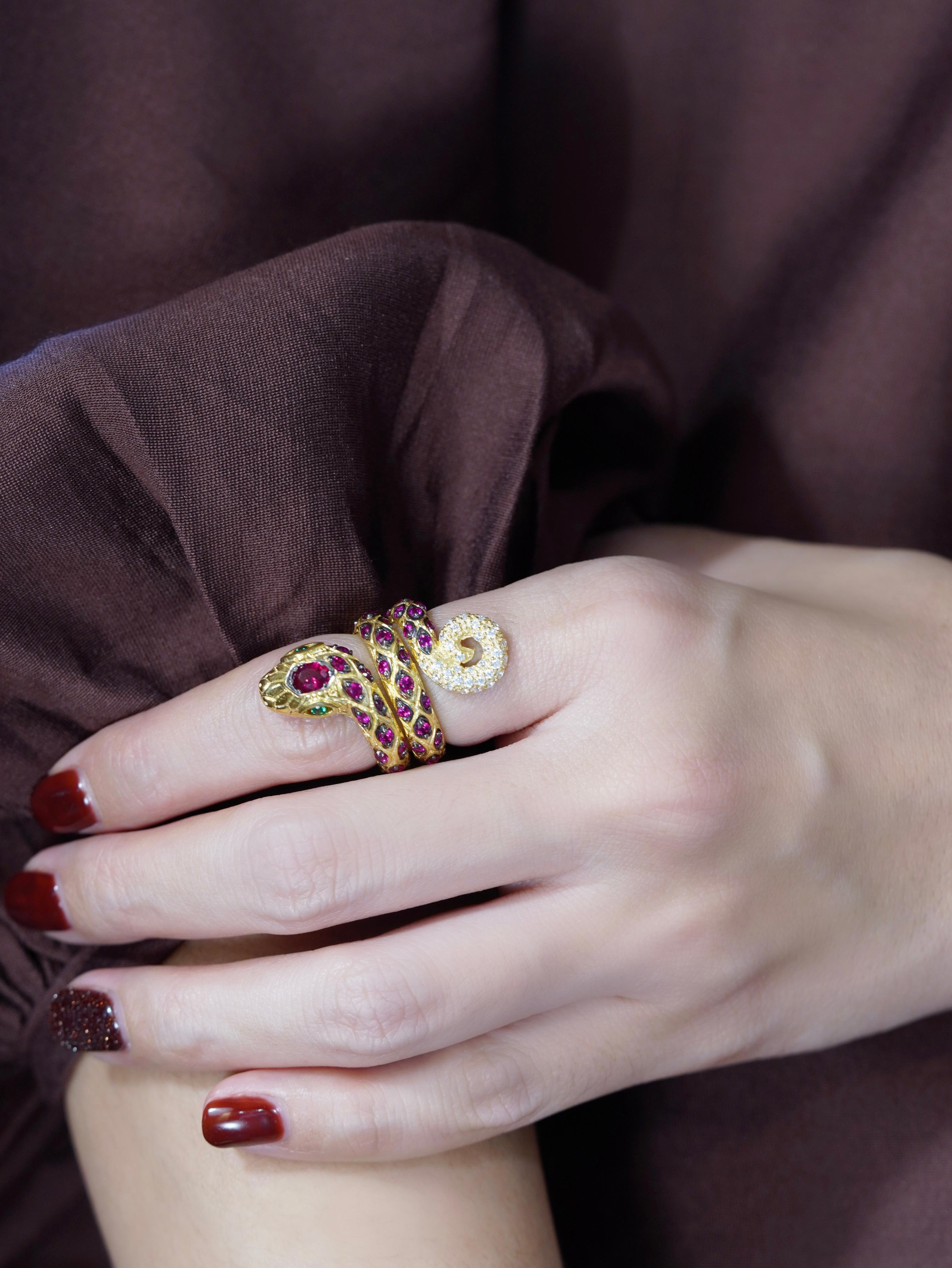 Inspirée par le serpent mythique, cette bague captivante présente des émeraudes en guise d'yeux perçants et des rubis sertis de façon complexe pour ressembler aux écailles chatoyantes du serpent, avec une délicate touche de rubis sur la tête. Une