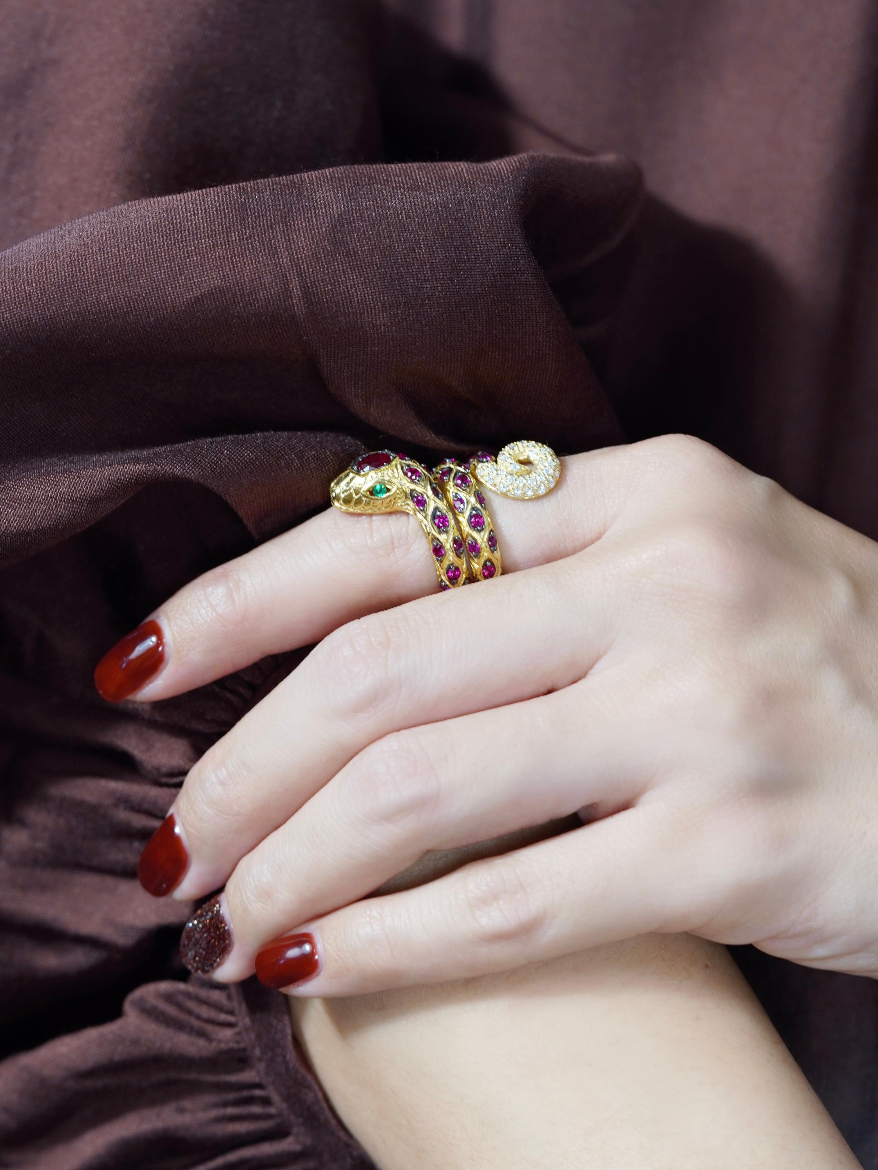 Taille ronde Bague serpent en or jaune 14 carats, rubis émeraude et diamants de style Art déco en vente