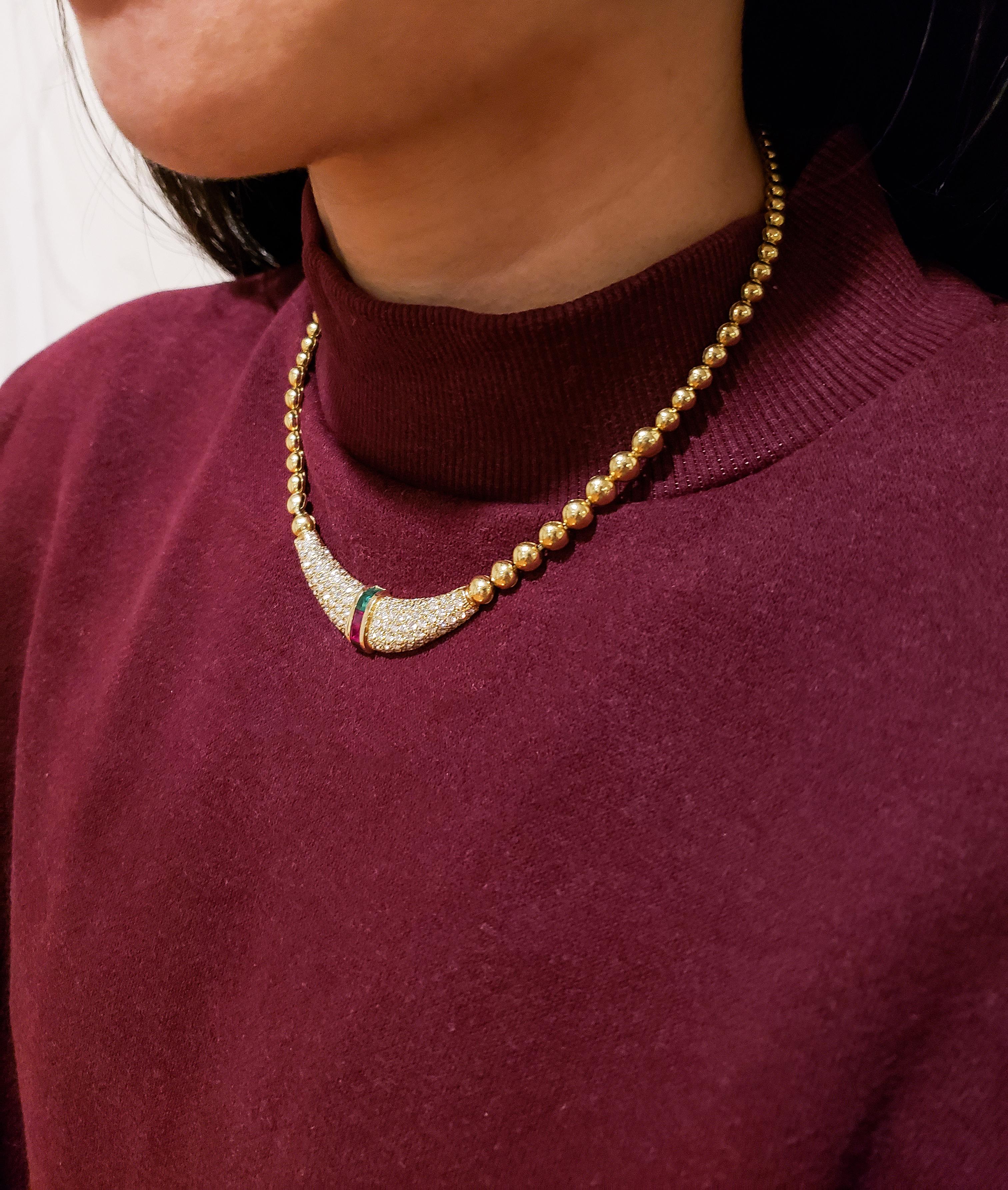 Perlenhalskette mit Smaragd-, Rubin- und Diamant-Anhänger Damen im Angebot