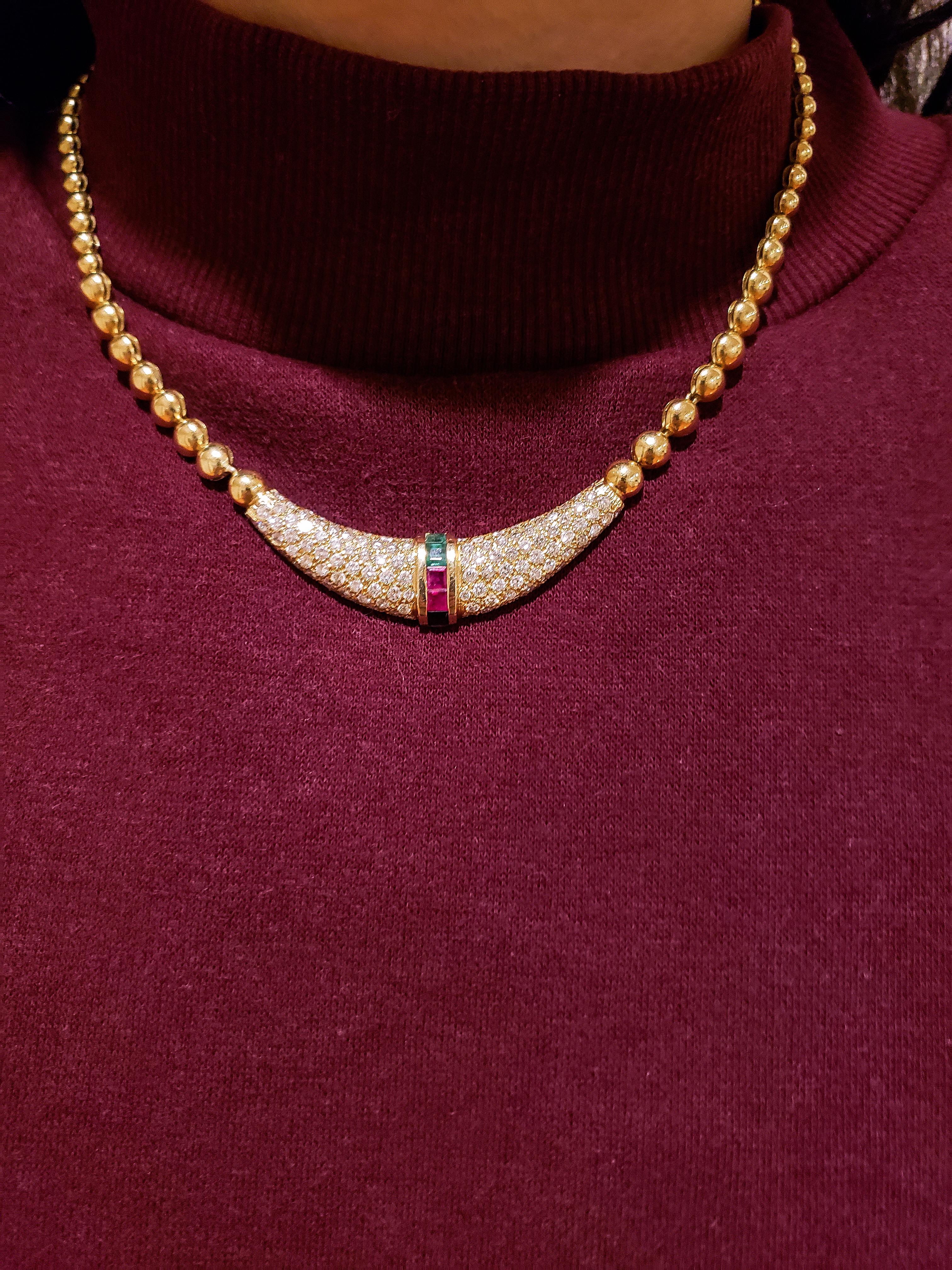 Collier pendentif perlé d'émeraudes, de rubis et de diamants en vente 1