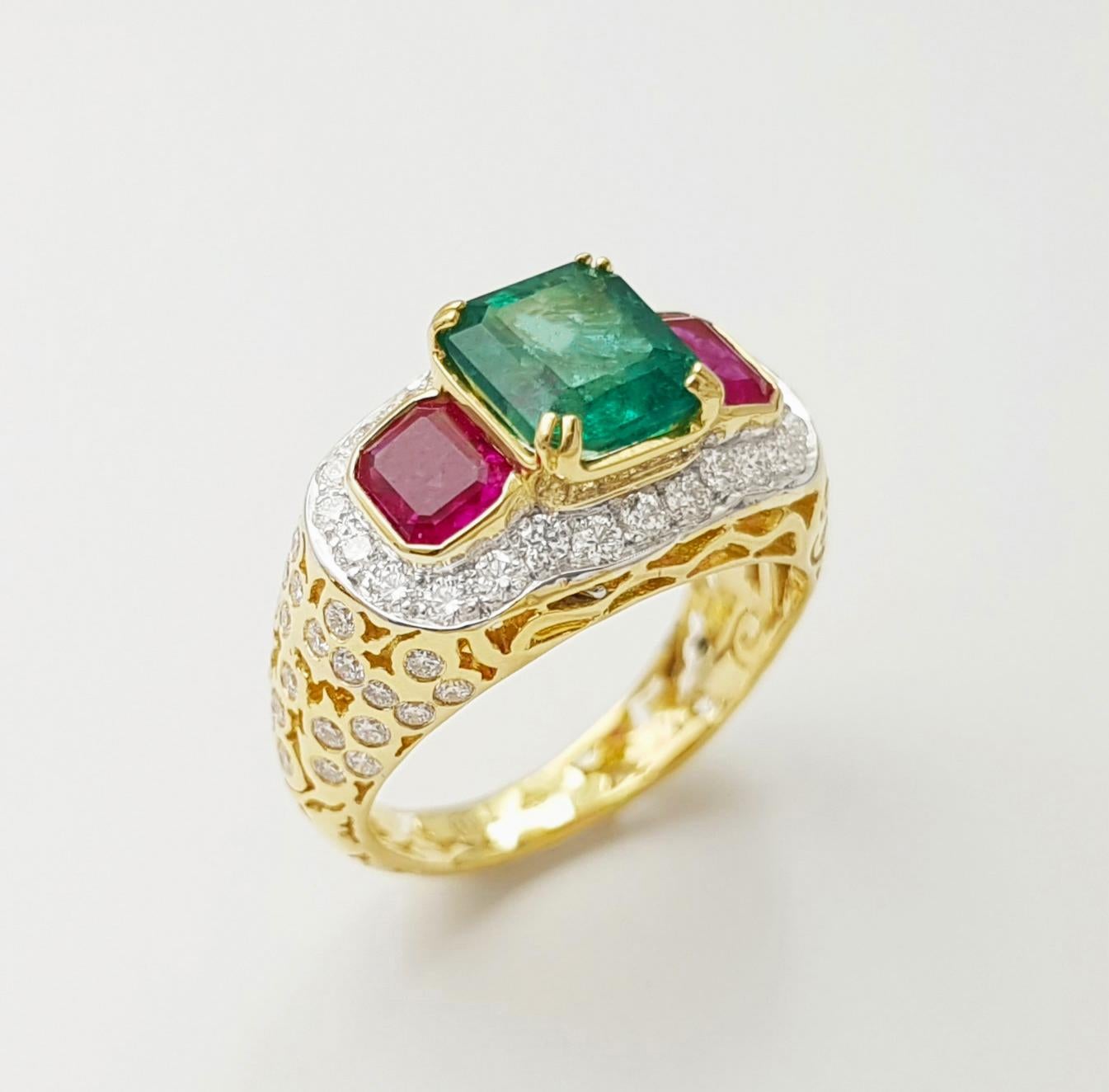 Emerald, Ruby and Diamond Ring set in 18K Gold Settings For Sale 6