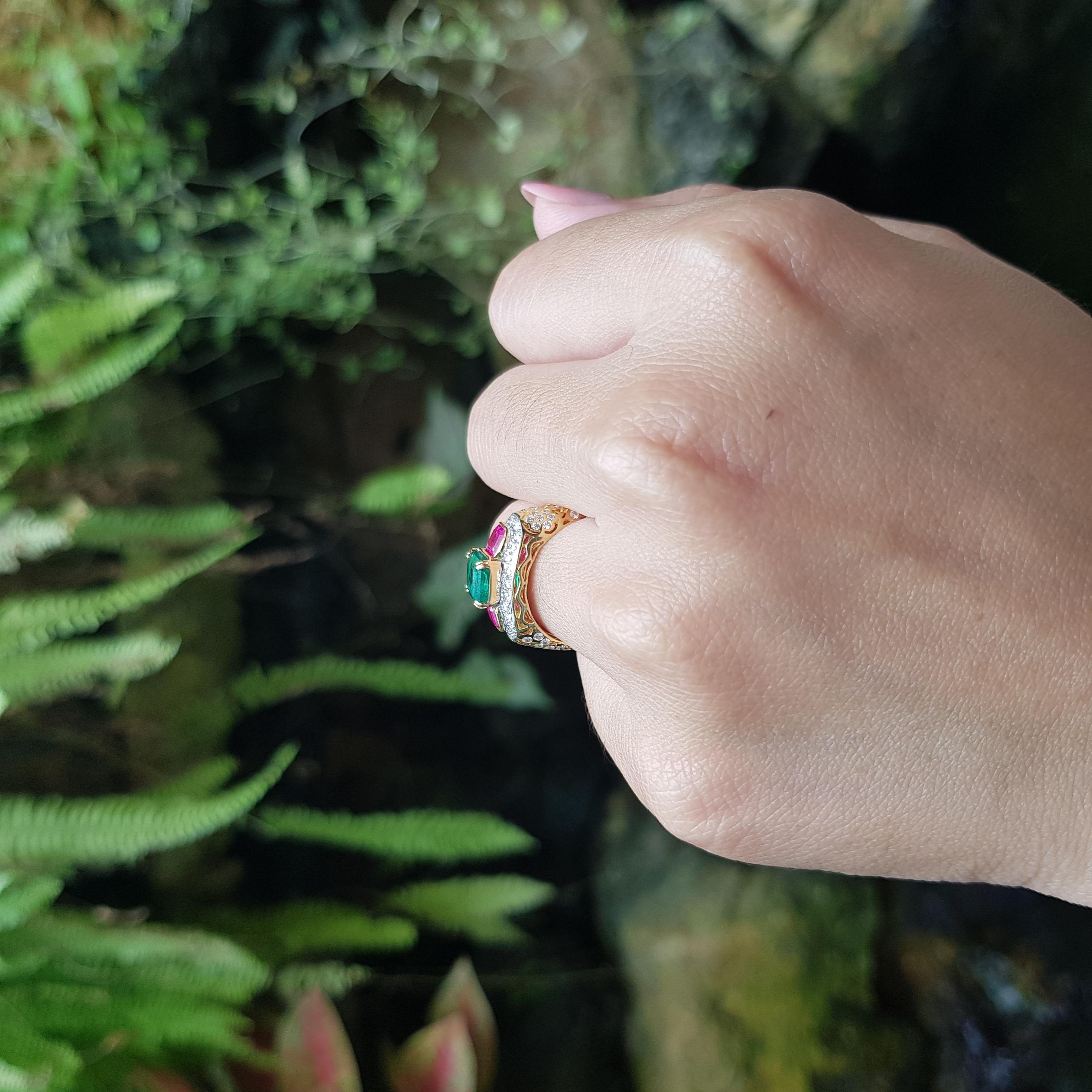 Emerald, Ruby and Diamond Ring set in 18K Gold Settings In New Condition For Sale In Bangkok, TH