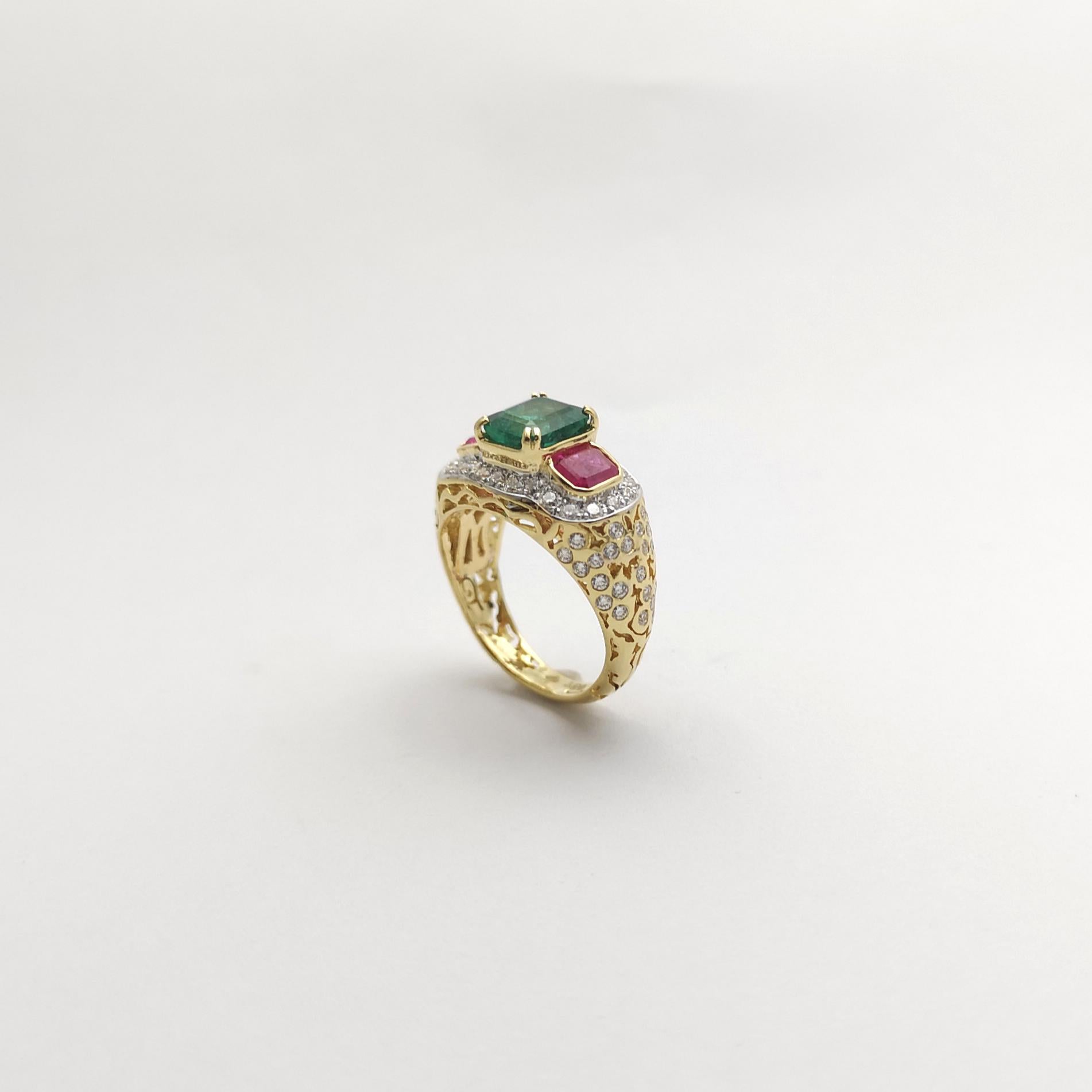 Emerald, Ruby and Diamond Ring set in 18K Gold Settings For Sale 2