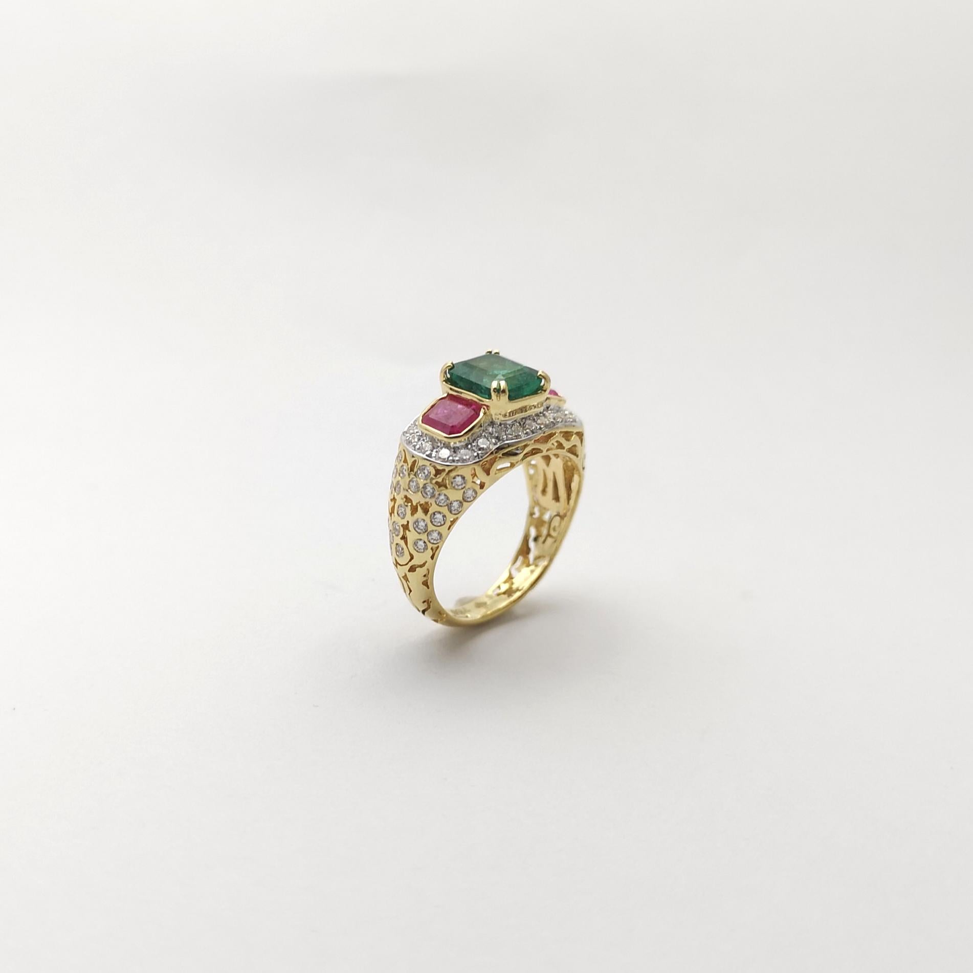 Emerald, Ruby and Diamond Ring set in 18K Gold Settings For Sale 3