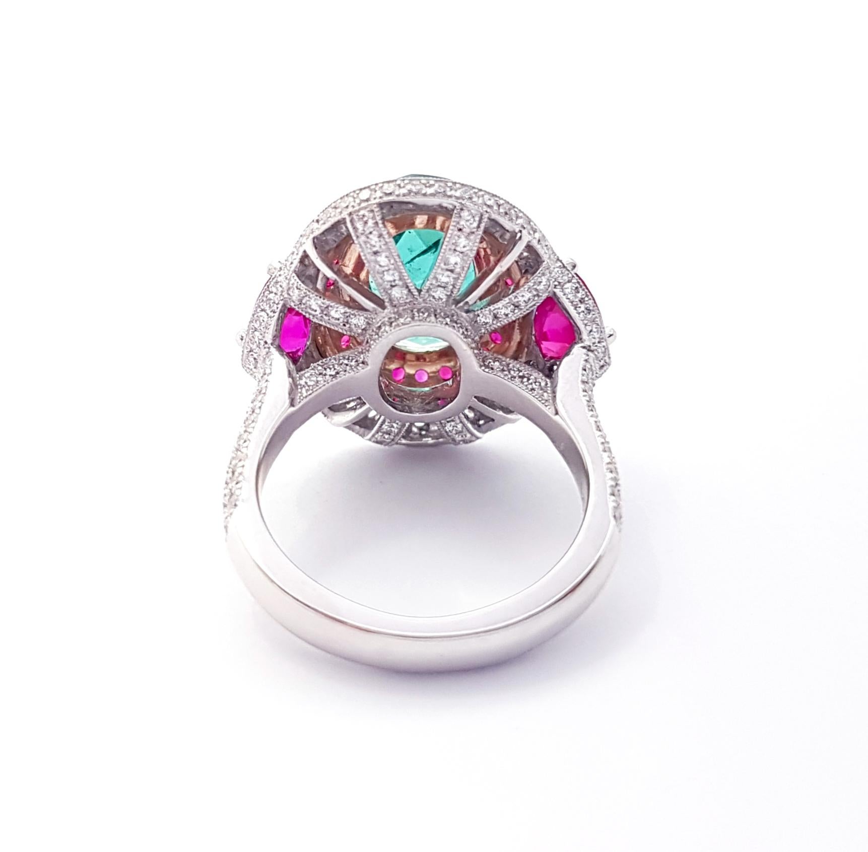 Ring mit Smaragd, Rubin und Diamant in 18 Karat Weißgold Fassungen gefasst im Angebot 8