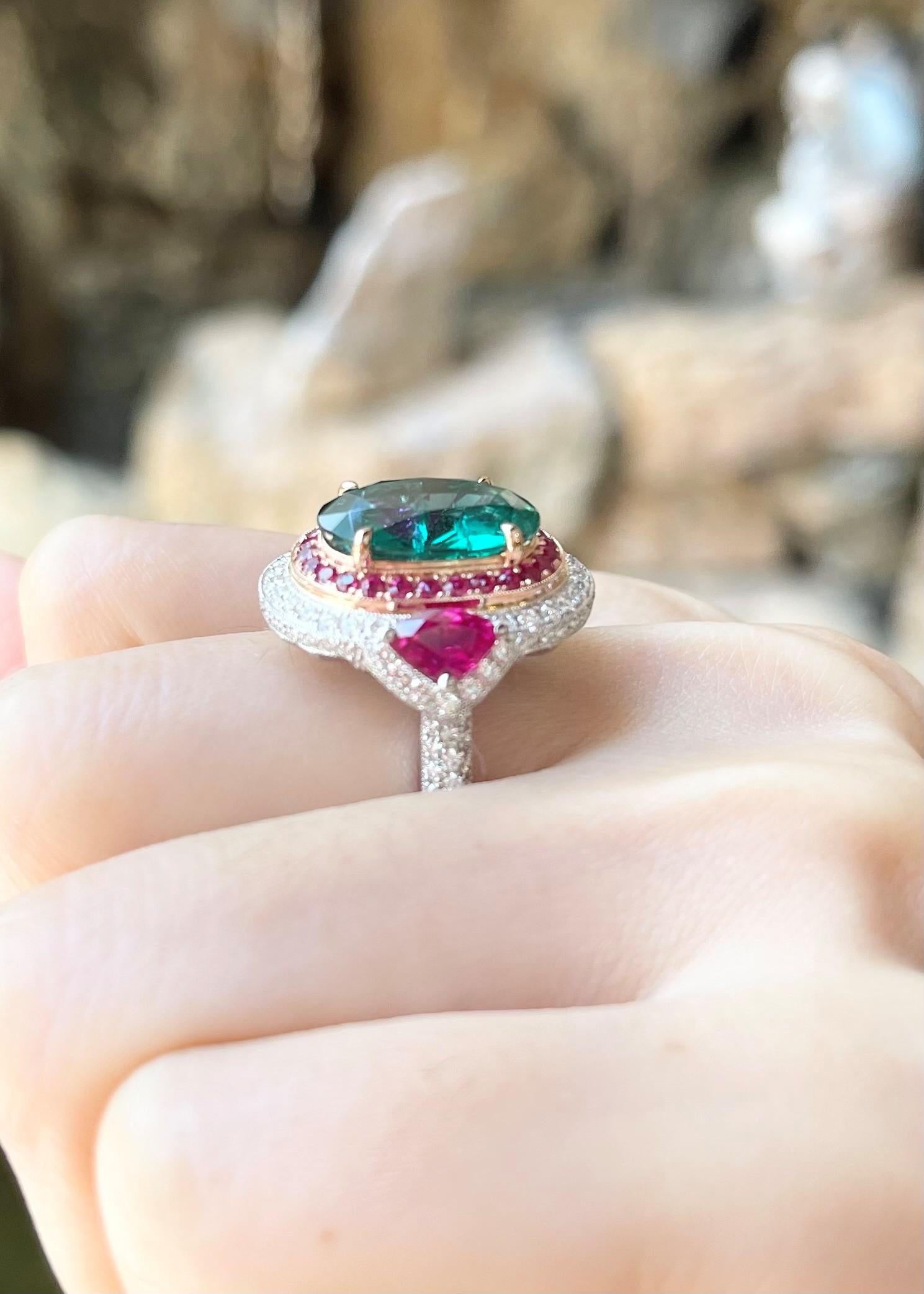 Ring mit Smaragd, Rubin und Diamant in 18 Karat Weißgold Fassungen gefasst (Art déco) im Angebot
