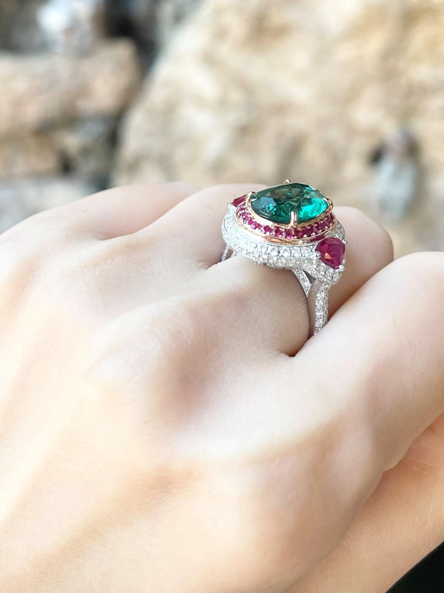 Ring mit Smaragd, Rubin und Diamant in 18 Karat Weißgold Fassungen gefasst (Gemischter Schliff) im Angebot