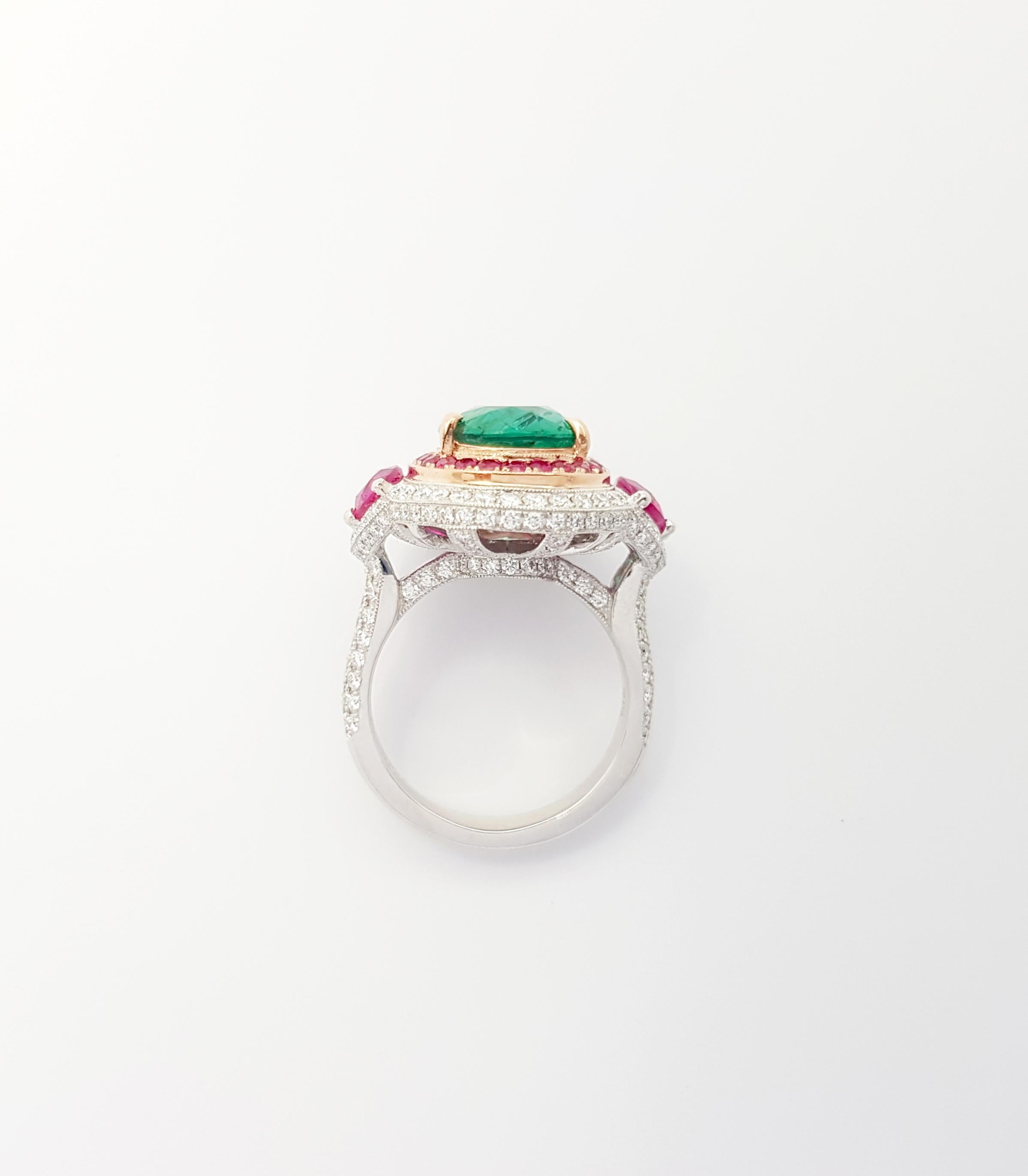Ring mit Smaragd, Rubin und Diamant in 18 Karat Weißgold Fassungen gefasst im Angebot 1