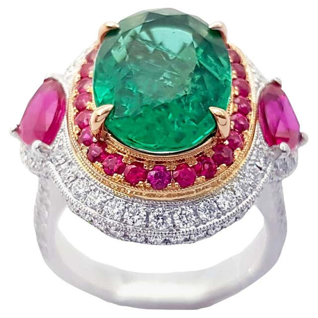 Emerald, Ruby and Diamond Ring set in 18K Gold Settings For Sale at 1stDibs