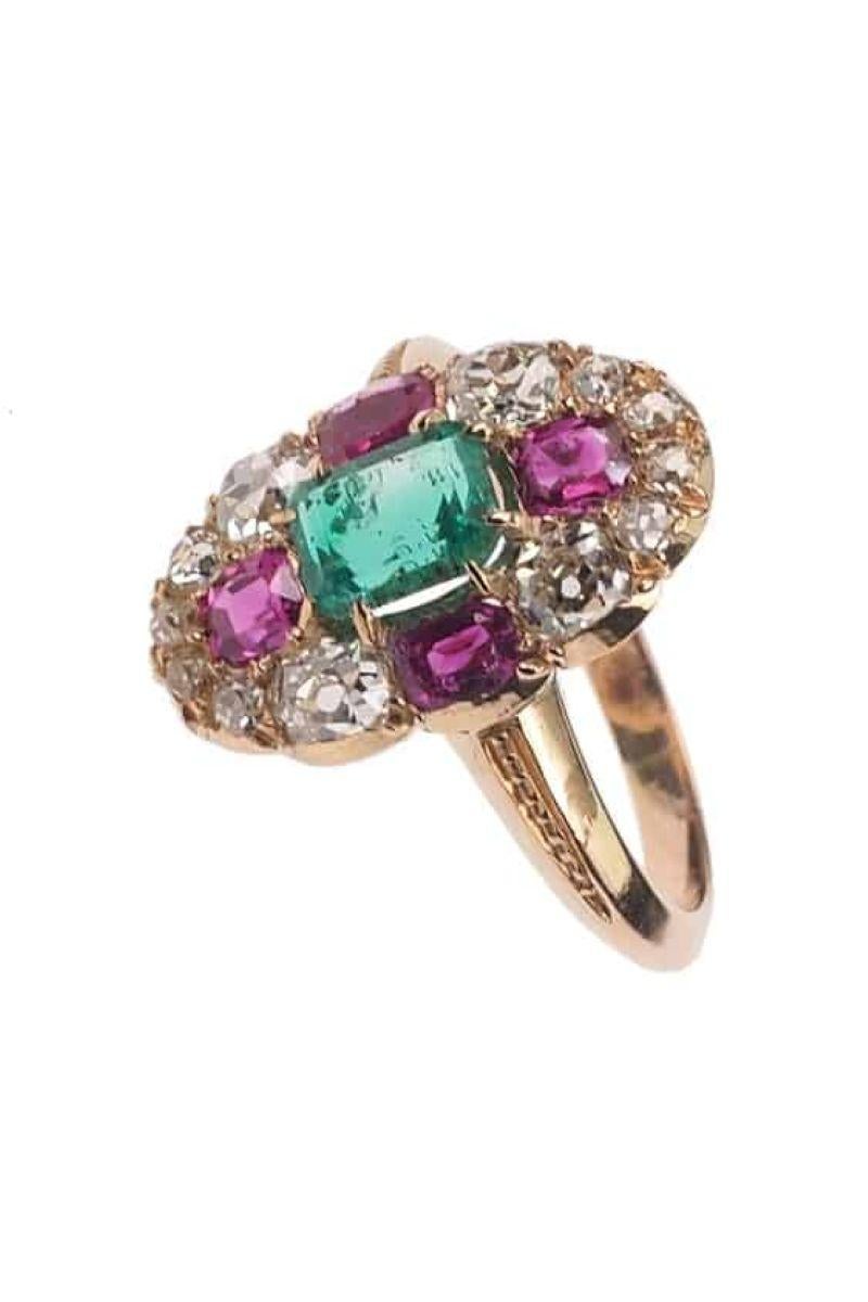 Ring – 18 ct. rose-gold
1 emerald, 4 rubies & 12 diamonds

Including a gemological certificate! The gemstones are classified as follows:
1 natural emerald, slight oiled.
Emerald weight ca. 1,10 ct.
The stone’s cut is: Emerald cut.
Colour: green.
4