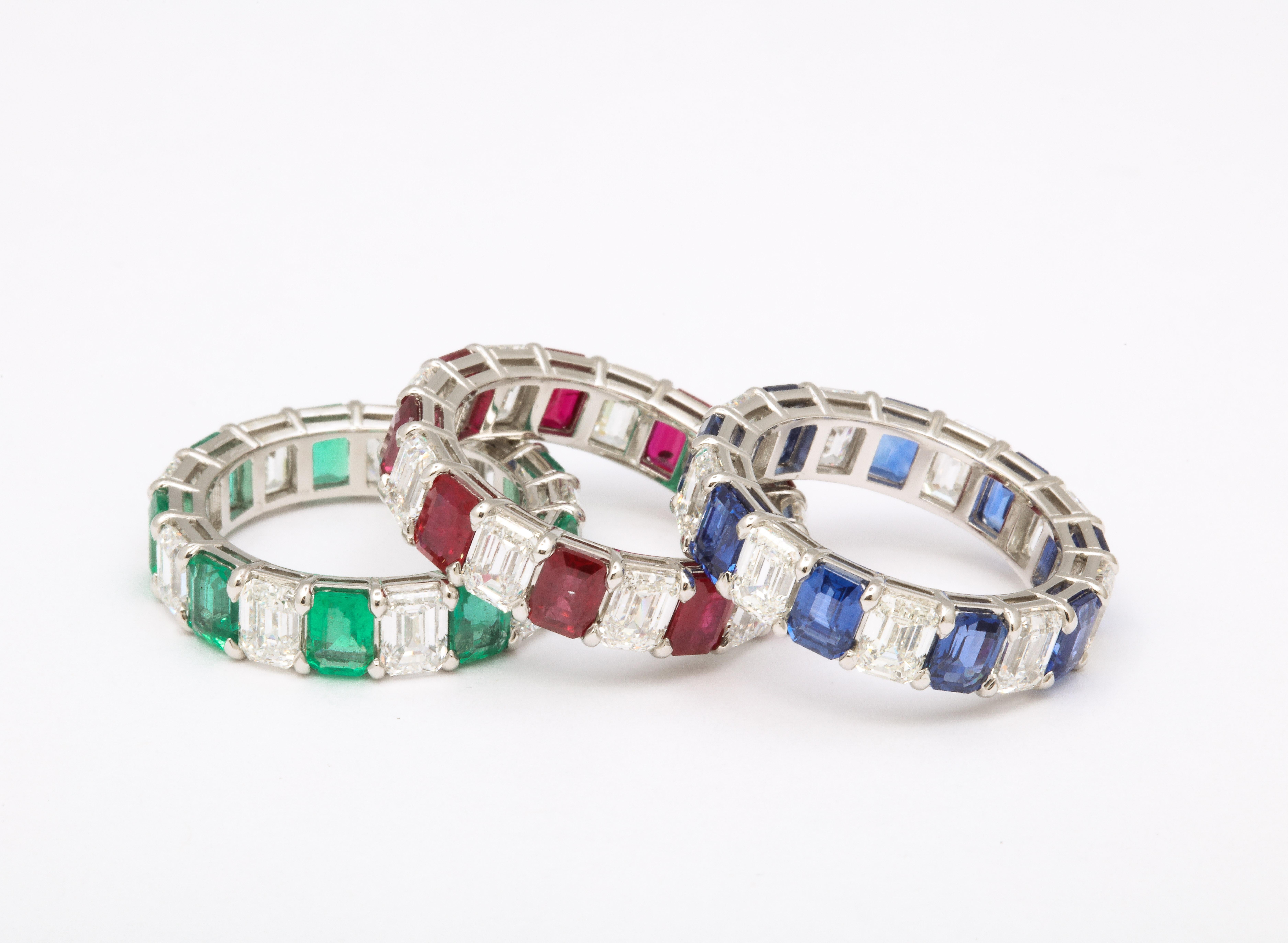 Smaragd, Rubin und Saphir Smaragdschliff Diamant Eternity Bands im Angebot 6