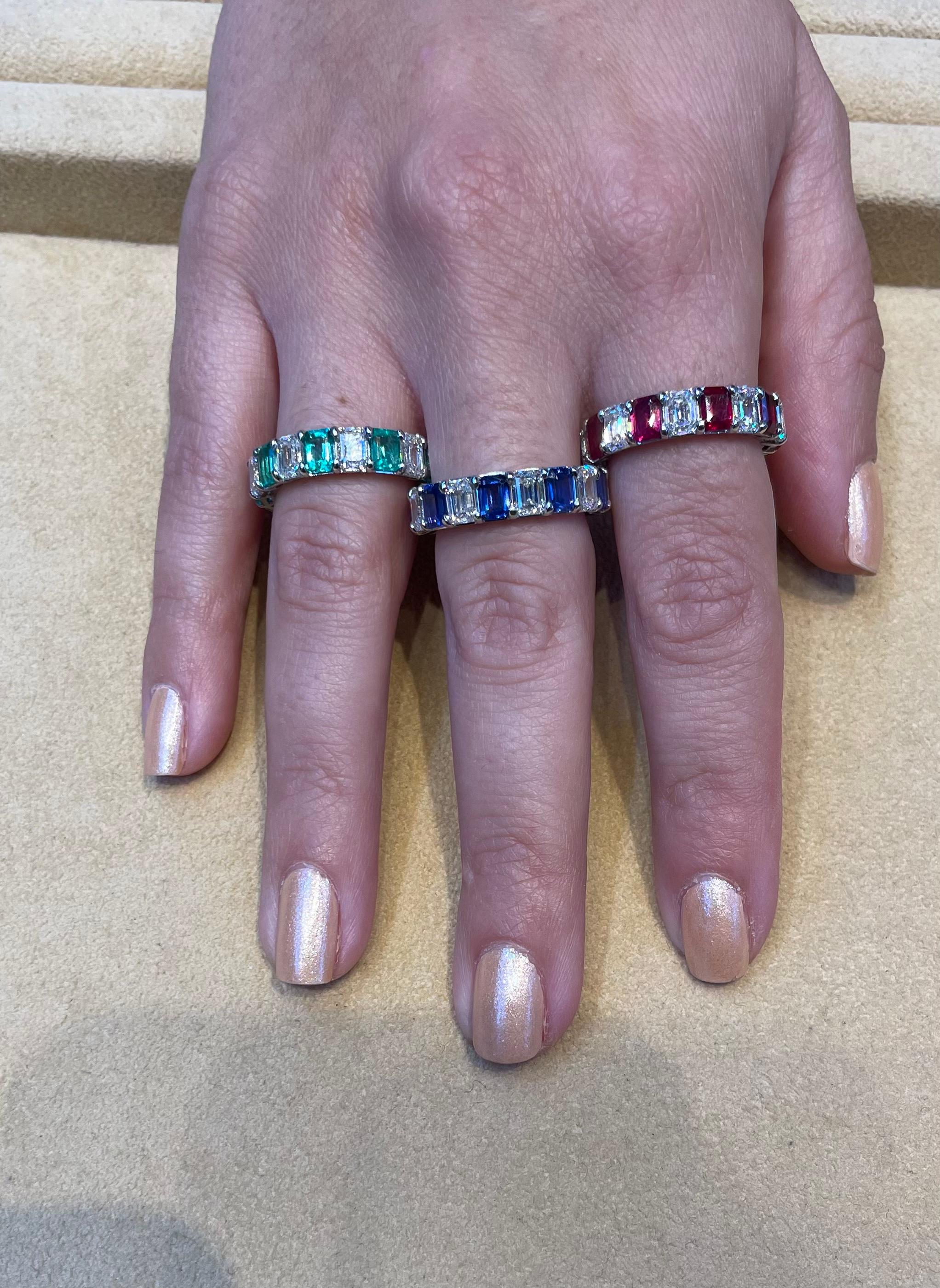 Smaragd, Rubin und Saphir Smaragdschliff Diamant Eternity Bands im Angebot 9