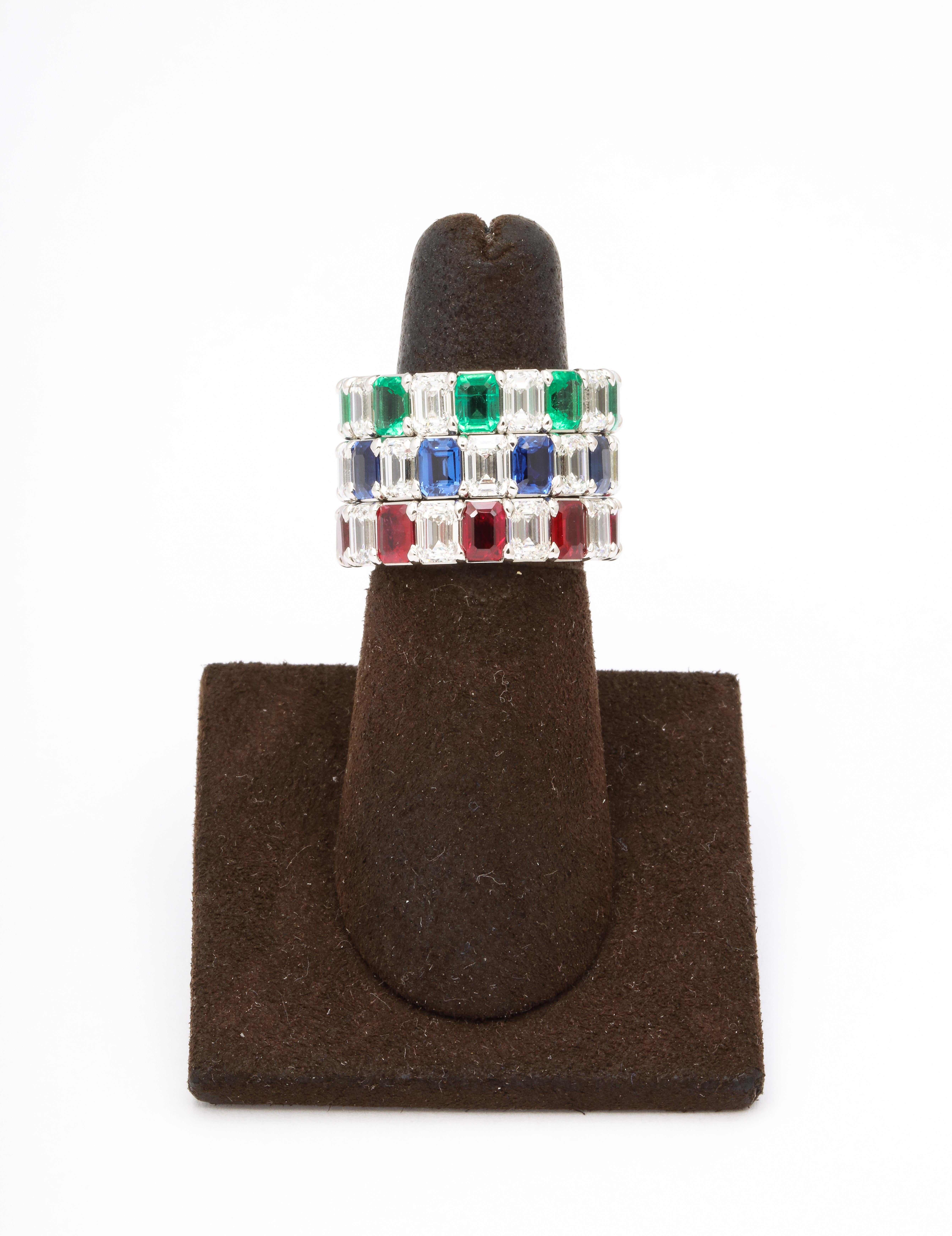 Ein wunderschönes Set aus Smaragd-, Rubin- und Saphir-Diamantringen für die Ewigkeit.  

 (1) Smaragd und Diamantband: 5,30 Karat feiner grüner Smaragd, 3,86 Karat F VS Diamanten.   

(1) Rubin- und Diamantband: 5,31 Karat feiner roter Rubin, 3,85