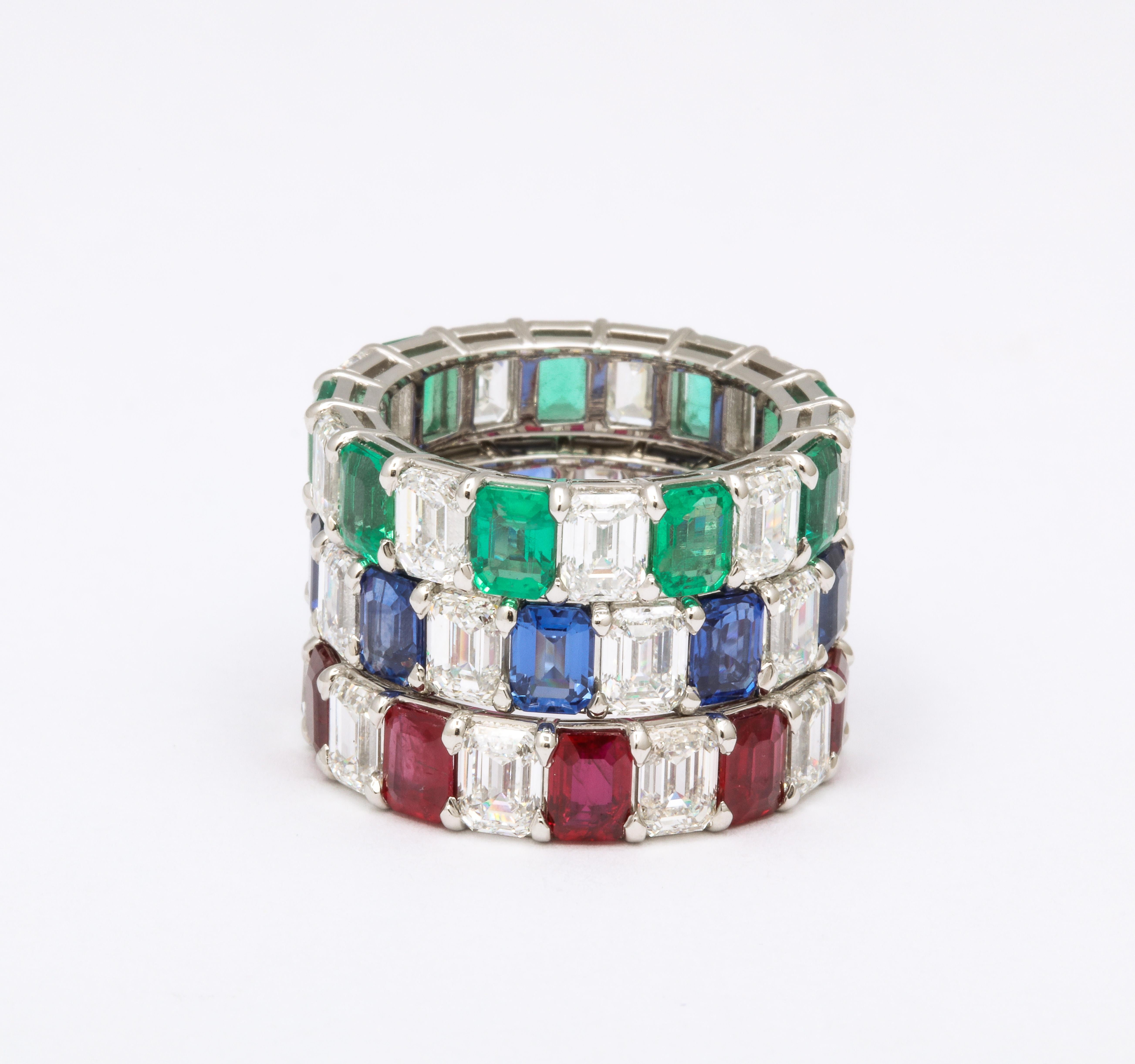 Smaragd, Rubin und Saphir Smaragdschliff Diamant Eternity Bands im Zustand „Neu“ im Angebot in New York, NY