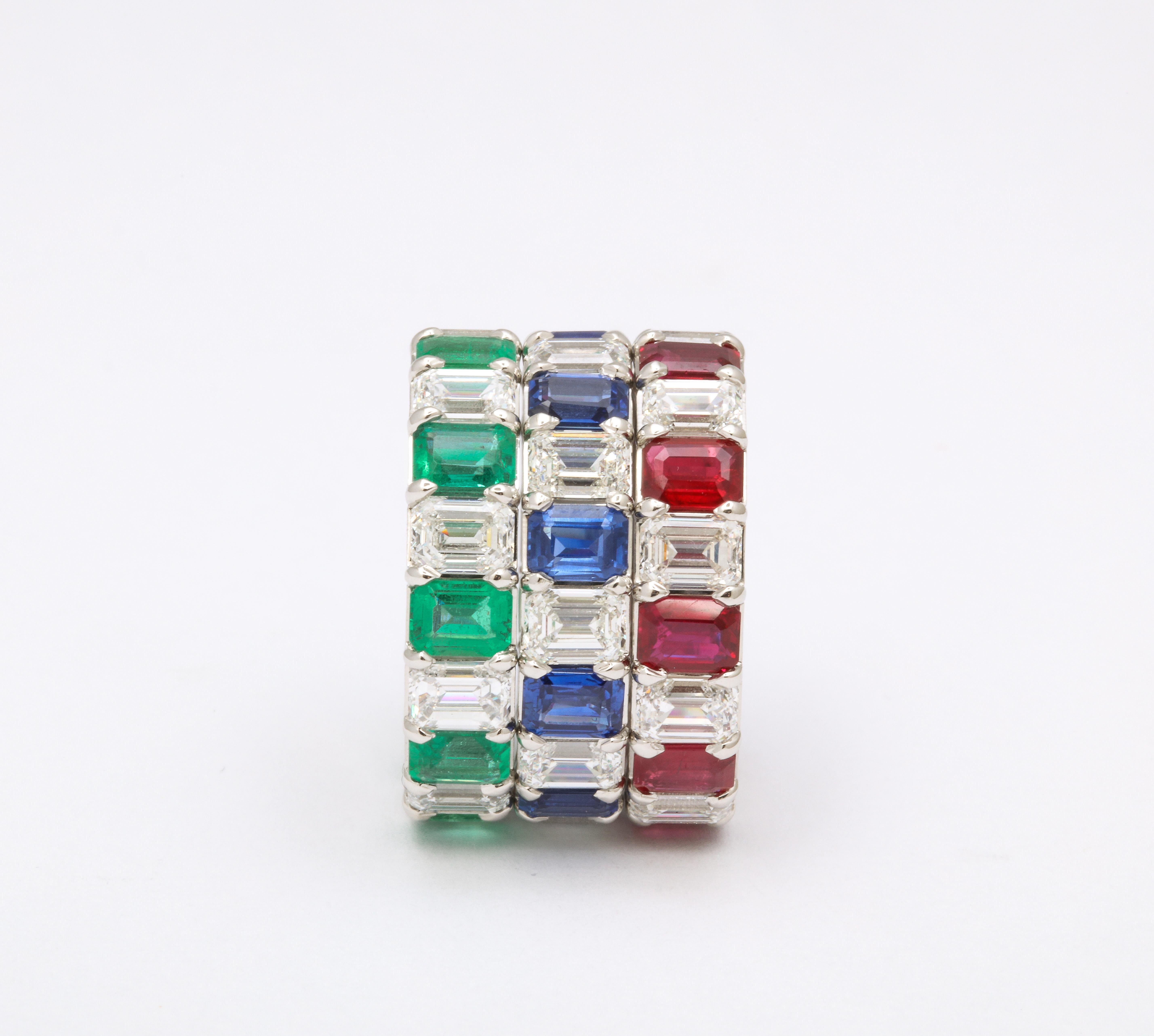 Smaragd, Rubin und Saphir Smaragdschliff Diamant Eternity Bands im Angebot 1