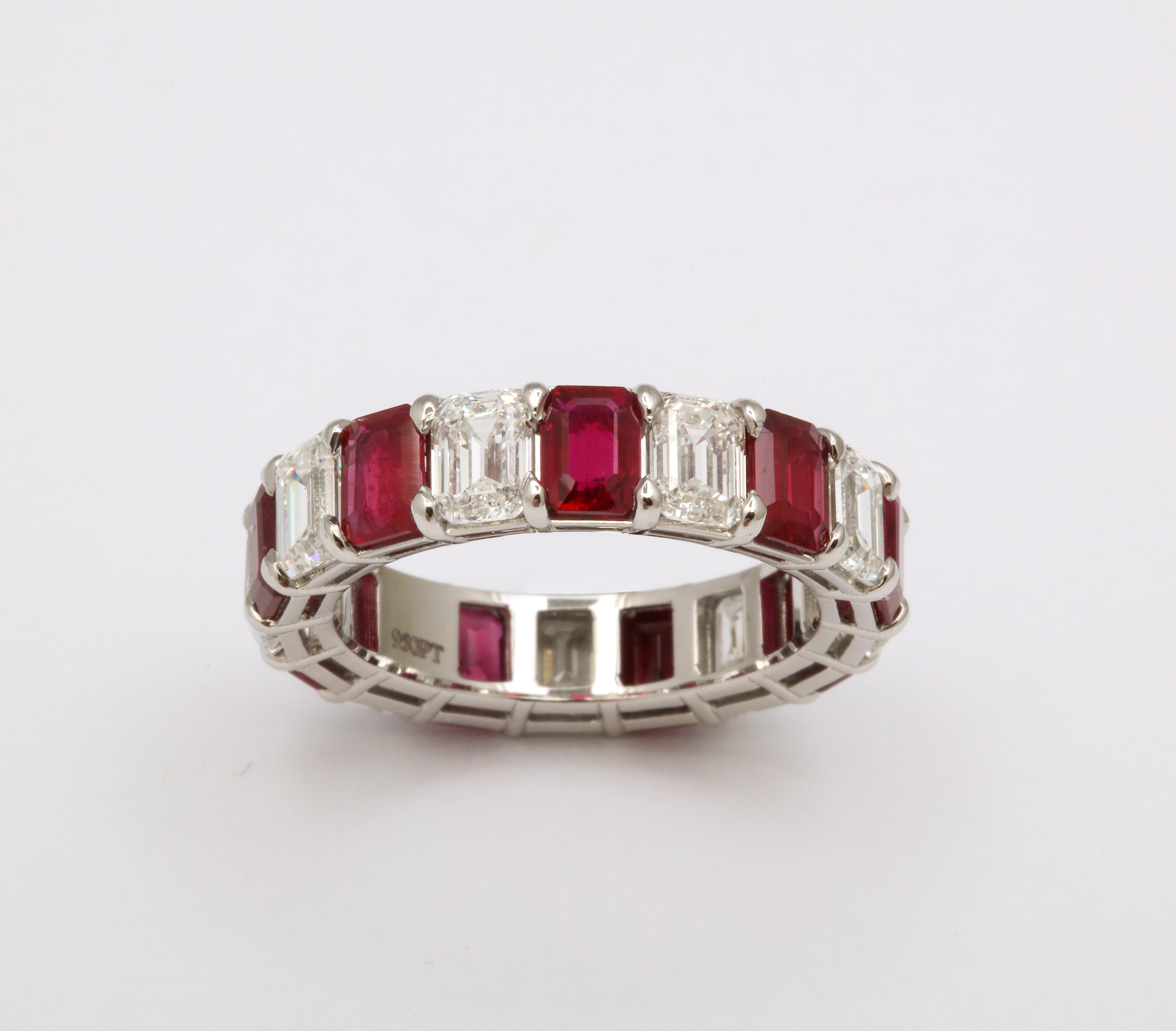 Smaragd, Rubin und Saphir Smaragdschliff Diamant Eternity Bands im Angebot 3