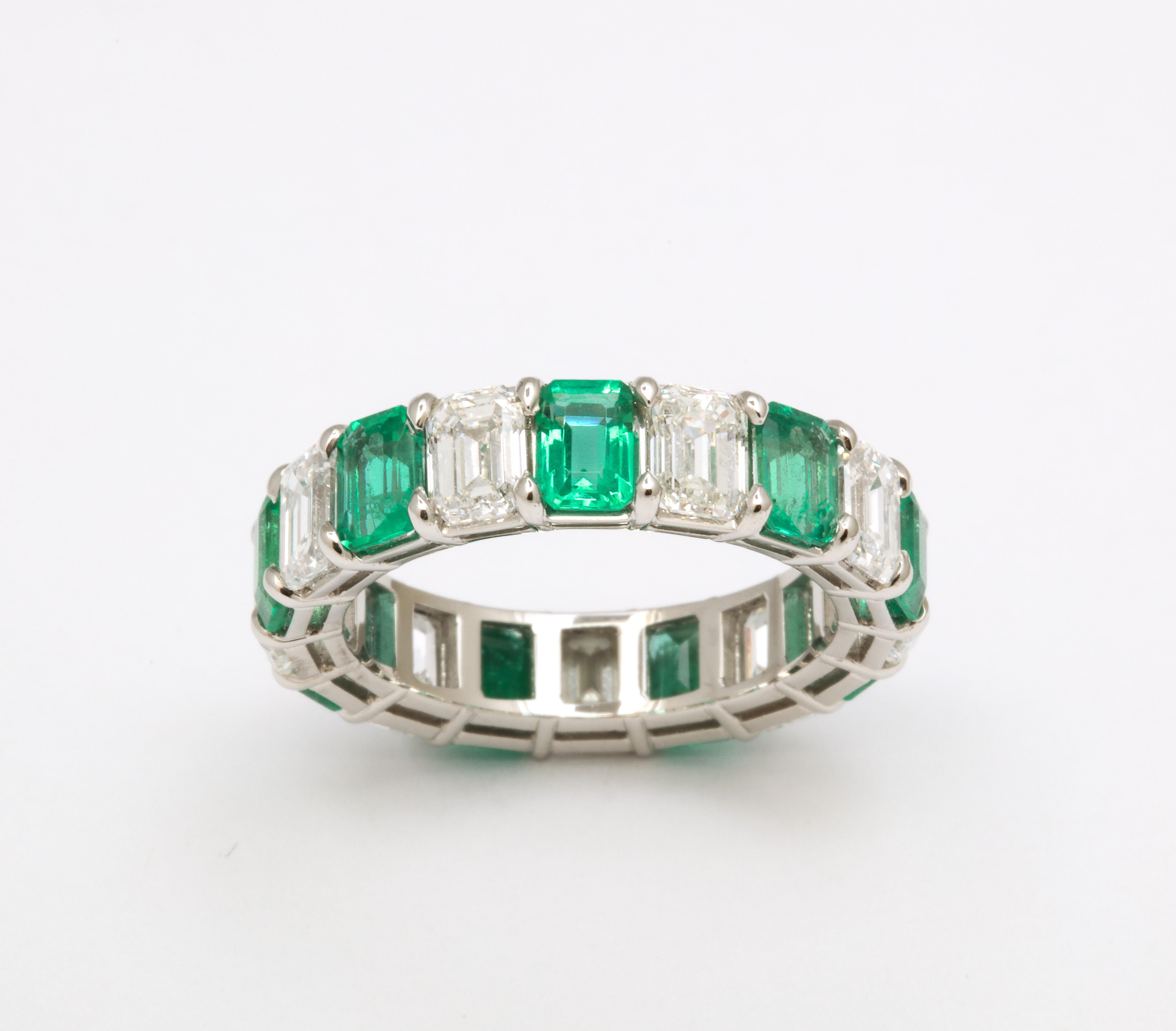 Smaragd, Rubin und Saphir Smaragdschliff Diamant Eternity Bands im Angebot 5