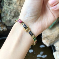Bracelet en or 18 carats serti d'émeraudes, de rubis, de saphirs bleus et de diamants