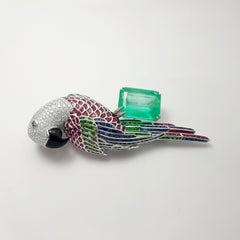 Broche de loro con esmeralda, rubí, zafiro azul y diamantes Engastado en oro blanco de 18 quilates
