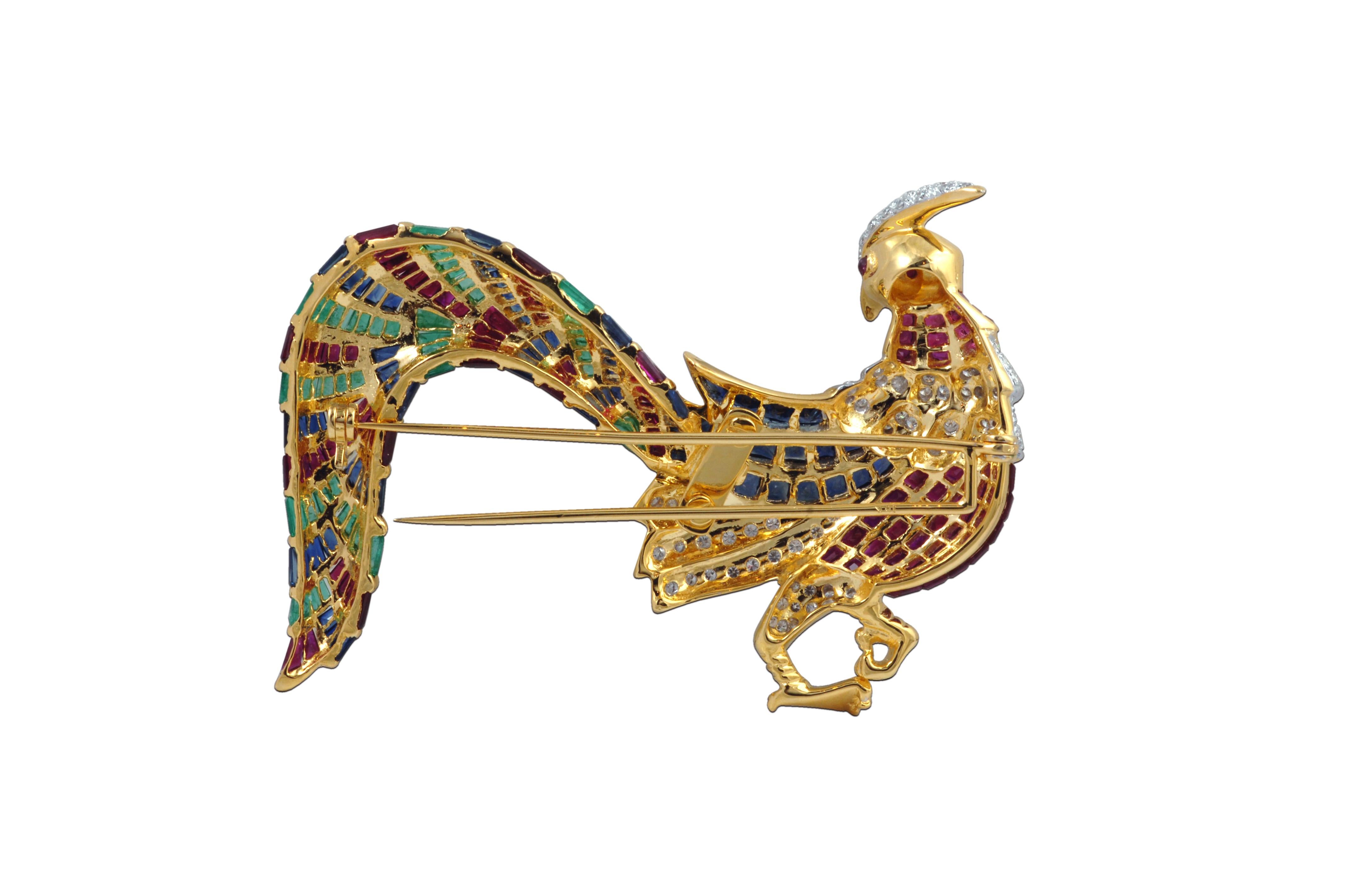 Vogel-Brosche aus 18 Karat Gold mit Smaragd, Rubin, blauem Saphir und Diamant  (Carréeschliff) im Angebot