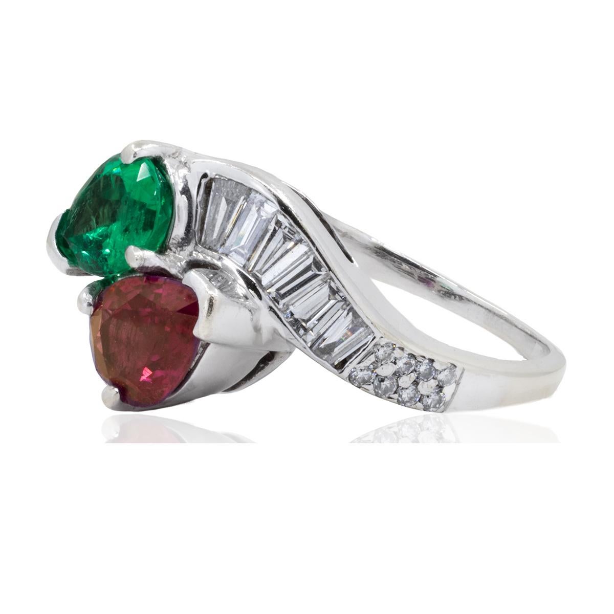 Questo splendido anello bypass con smeraldo e rubino è sapientemente realizzato per mostrare la bellezza dello smeraldo e del rubino. Realizzato con materiali di alta qualità, questo anello è un must per ogni collezione di gioielli. Il suo design