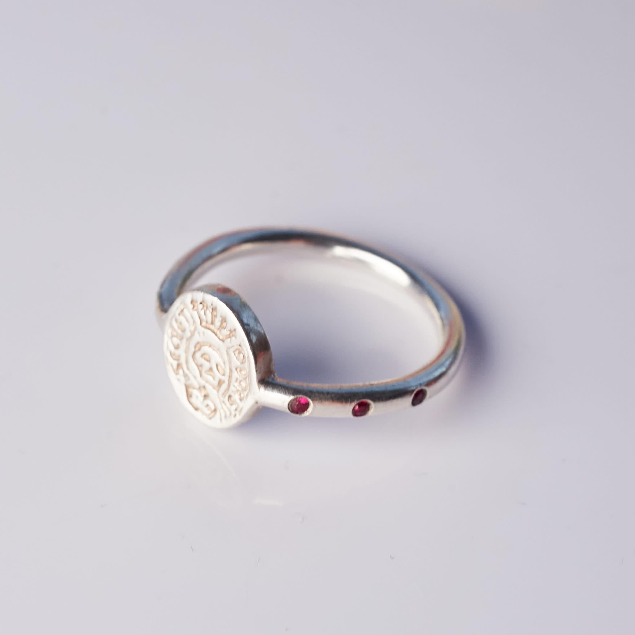 Esmeralda Rubí Cresta Anillo de sello  Calavera de plata de ley Memento Mori J DAUPHIN

Pieza de firma J DAUPHIN 