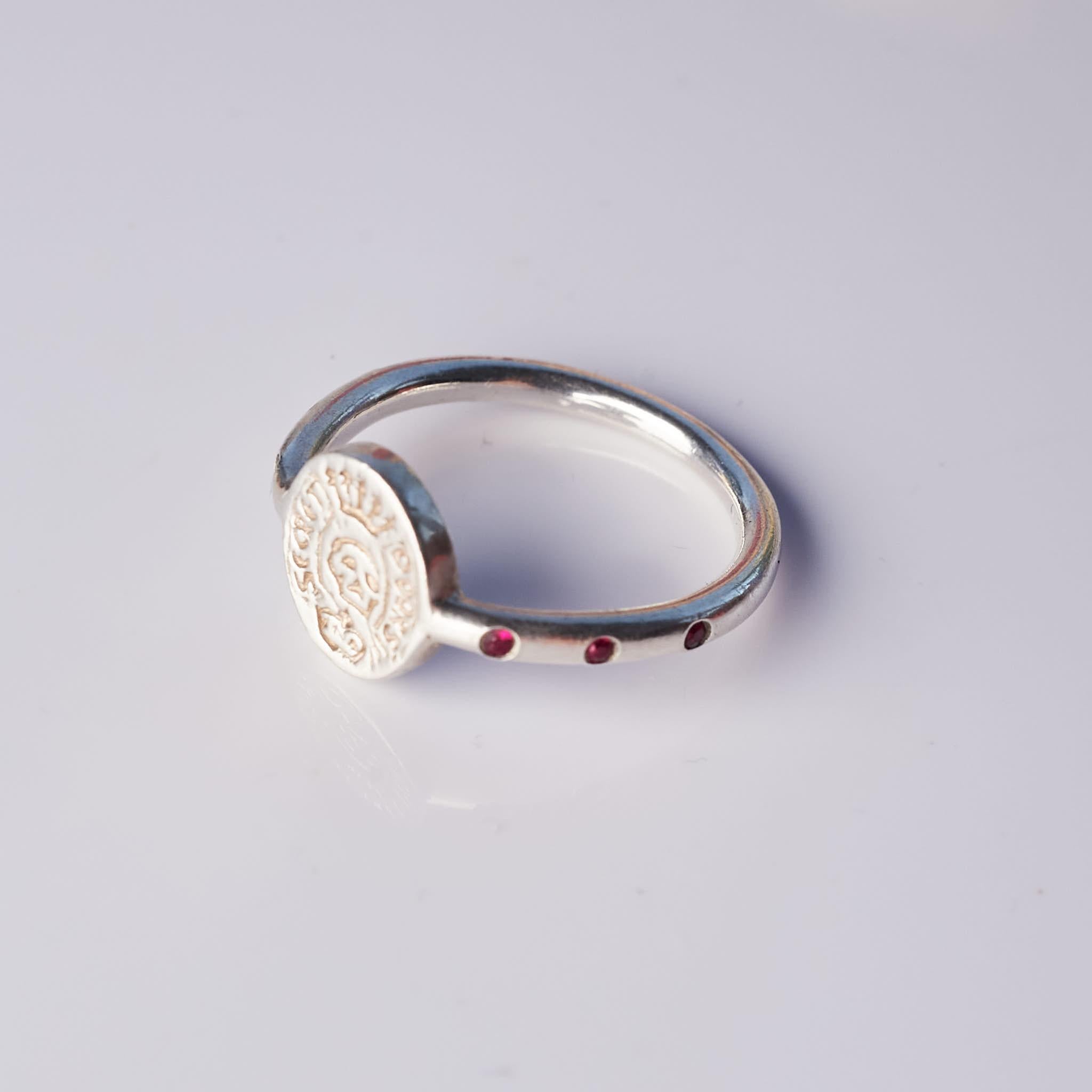 Victorien Bague crête de crâne en argent sterling Memento Mori, émeraude et rubis, signée J Dauphin en vente