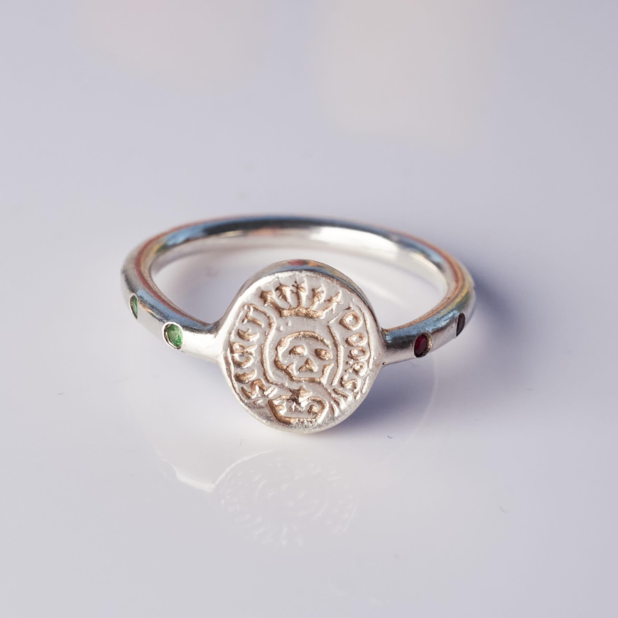 Bague crête de crâne en argent sterling Memento Mori, émeraude et rubis, signée J Dauphin Neuf - En vente à Los Angeles, CA