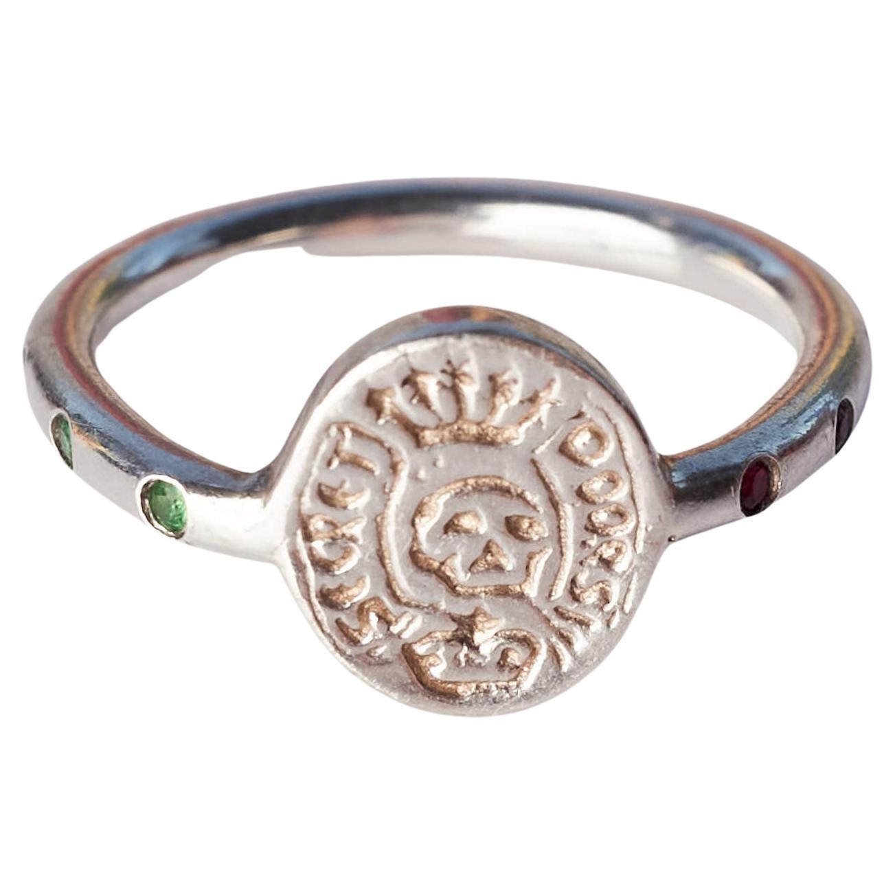 Bague crête de crâne en argent sterling Memento Mori, émeraude et rubis, signée J Dauphin en vente