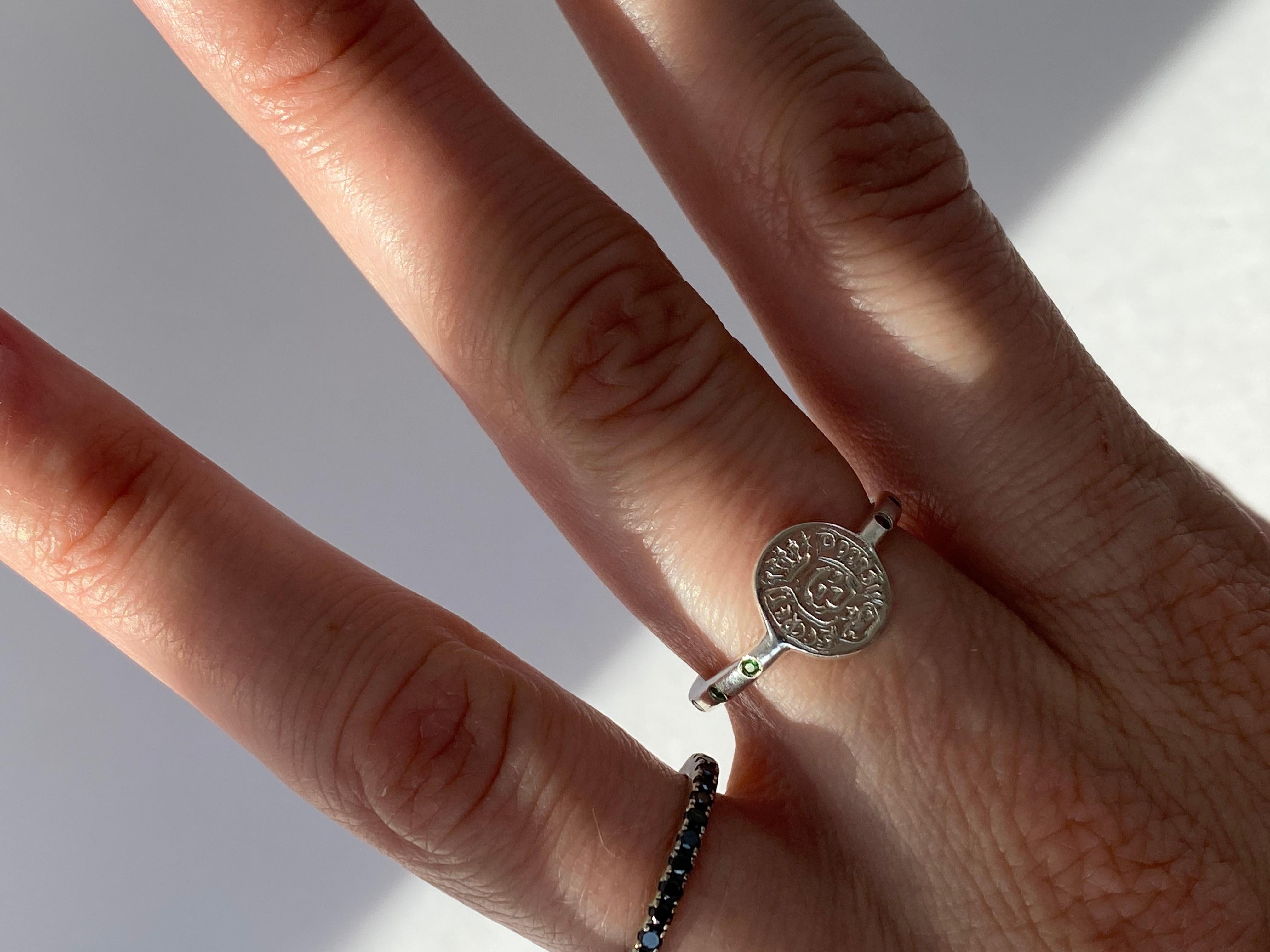 Crest Wappen Siegel Totenkopf Ring Memento Mori Stil Silber Smaragd Schwarz Diamant Damen im Angebot