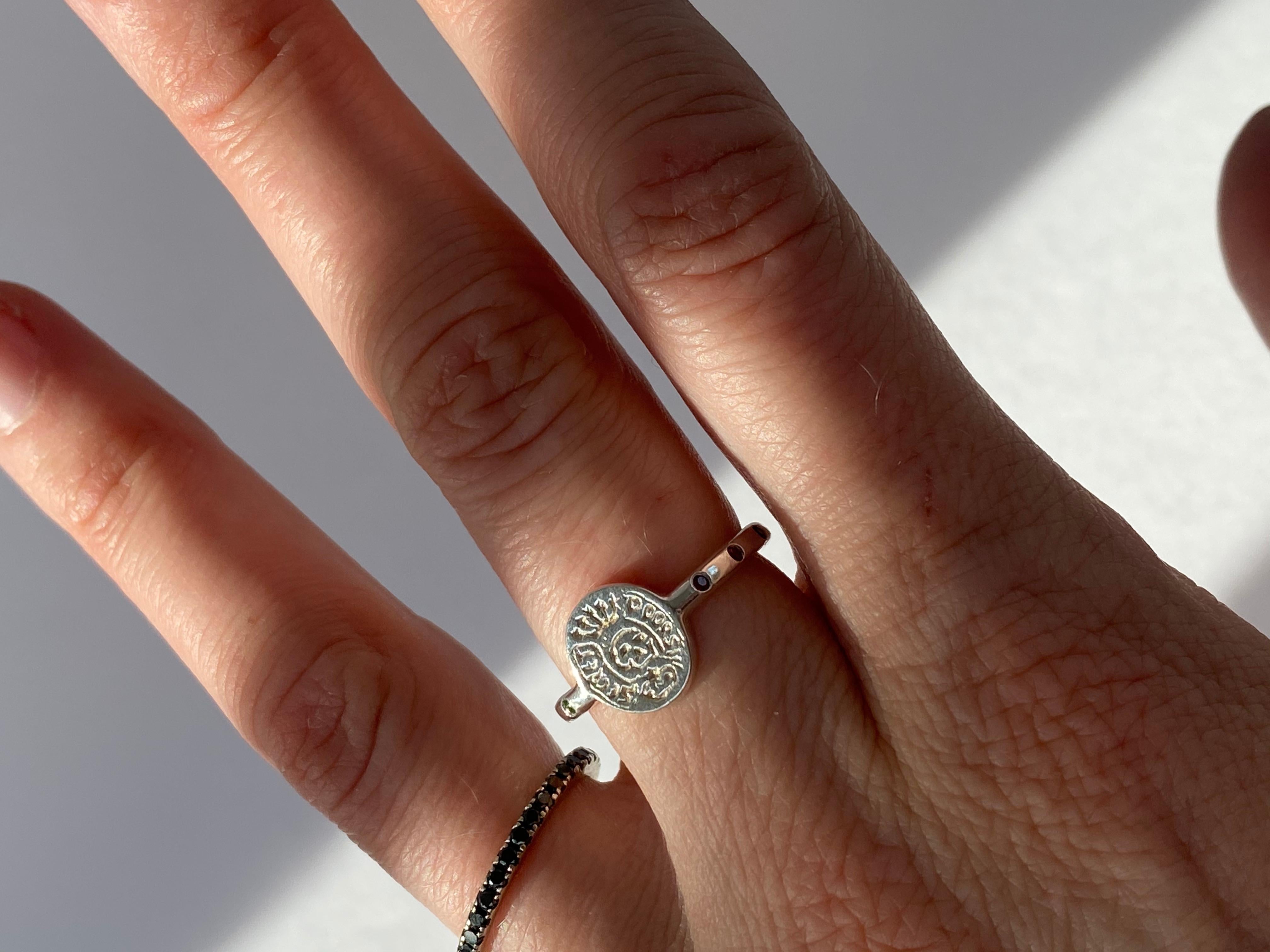 Crest Wappen Siegel Totenkopf Ring Memento Mori Stil Silber Smaragd Schwarz Diamant im Angebot 1