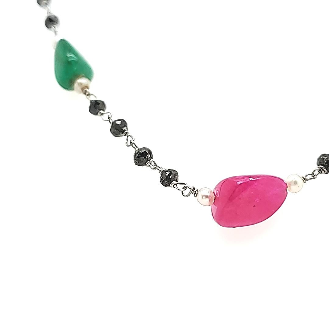 Avec 55,84 carats de perles d'émeraudes et de rubis vibrants, ce collier est un éblouissant déploiement de couleurs et d'élégance. 

Chaque perle est associée à 12,58 carats de diamants noirs étincelants et complétée par 5,10 carats de perles