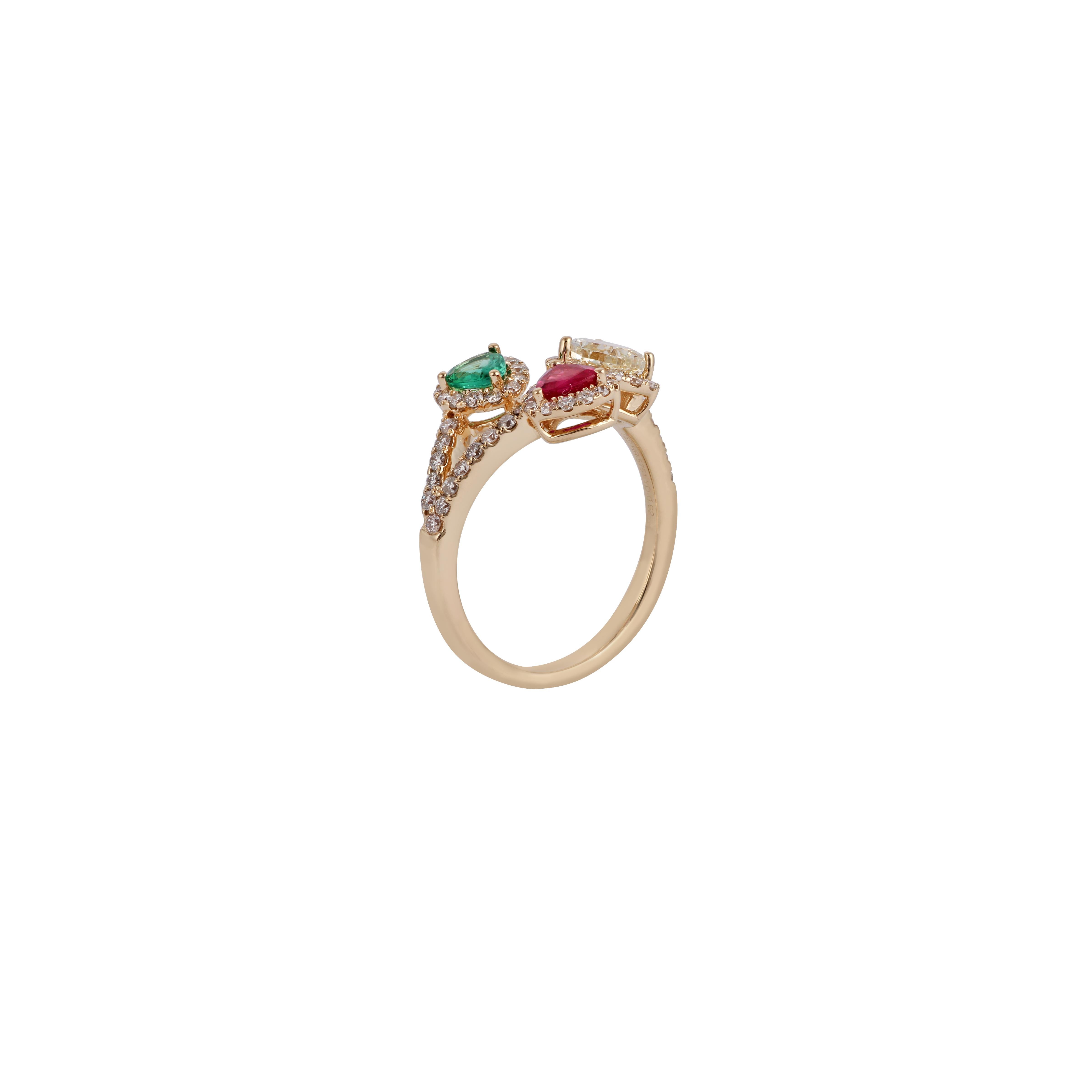 Modern Emerald Ruby Diamond Ring Studded In 18K Yellow Gold For Sale