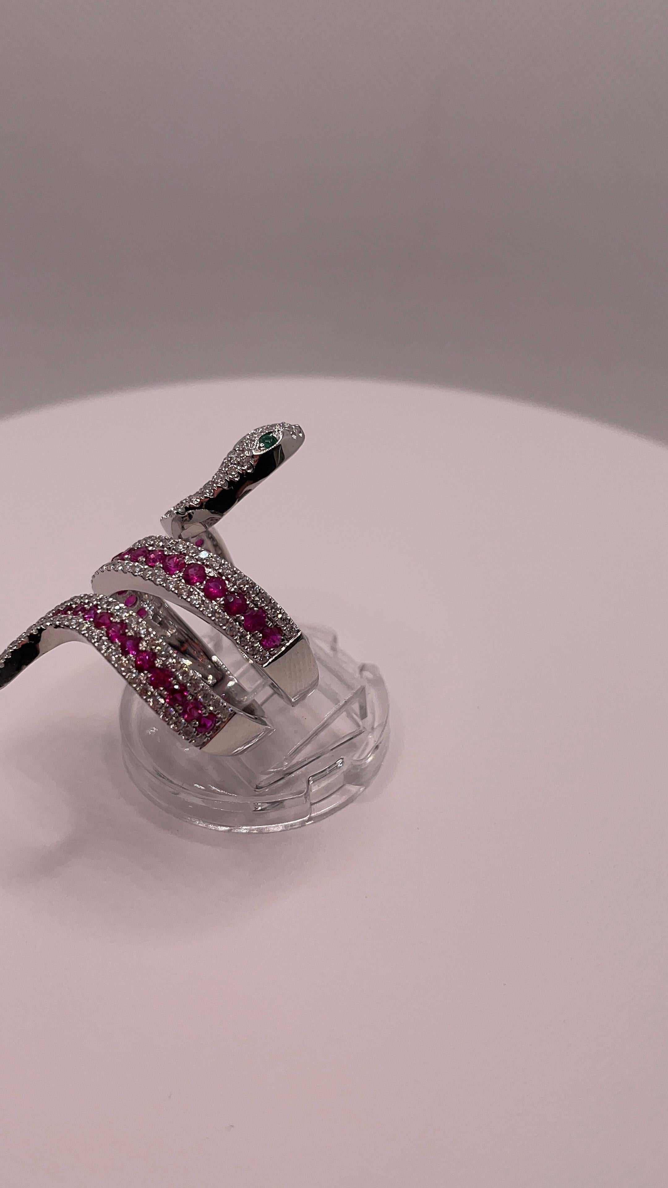 Serpentina Royale ist eine auffallende Mischung aus Geheimnis und Eleganz. Sie umhüllt den Finger in der Form einer Schlange, die für Verwandlung und Stärke steht. Dieser kühne Ring aus 18 Karat Gelb- und Weißgold besteht aus 152 weißen Diamanten