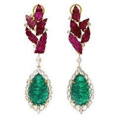 Boucles d'oreilles en or jaune 18 carats cloutées d'émeraudes, de rubis et de diamants taillés en rose