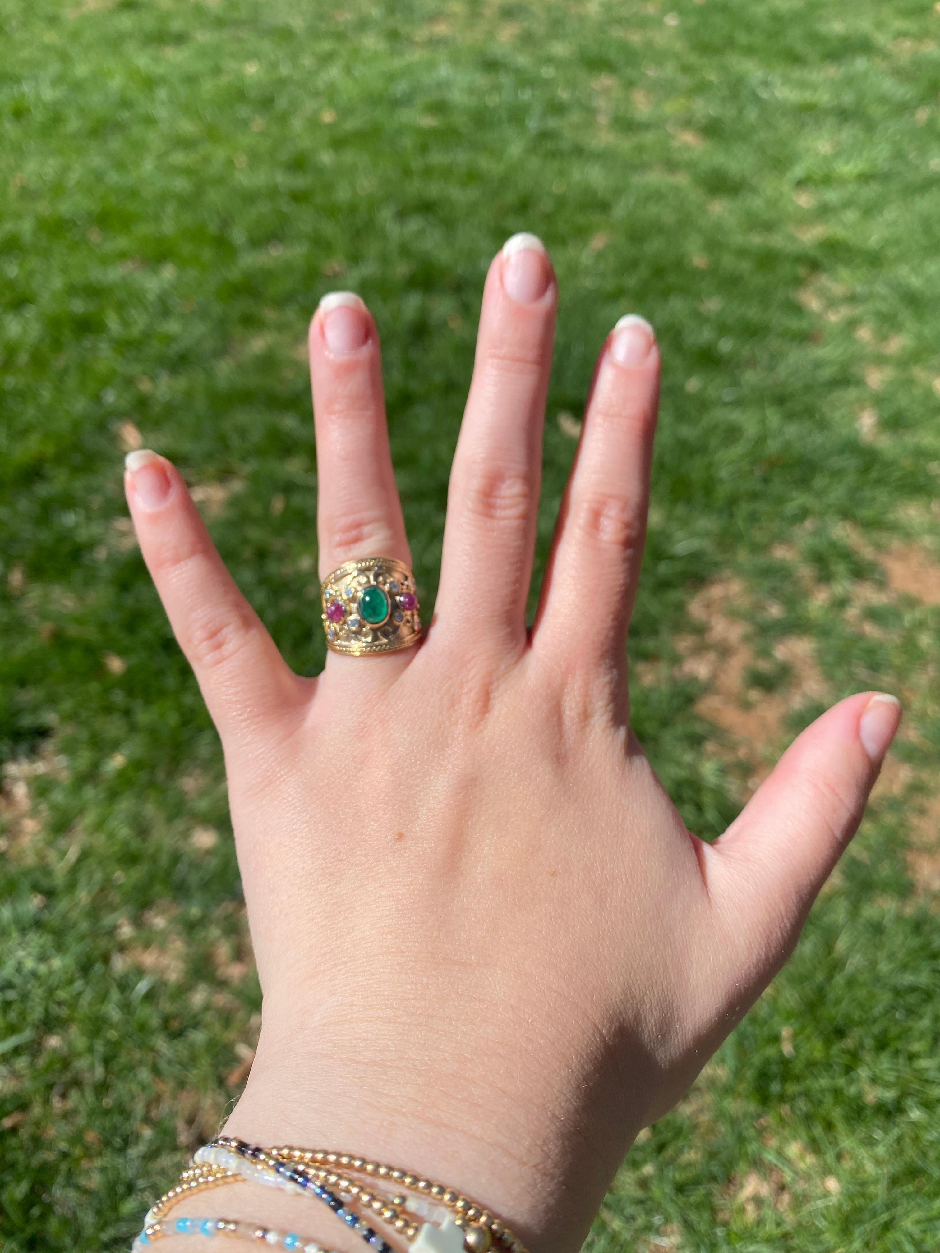 Bague à large bande en or jaune 14k, émeraude, rubis et diamant, taille 6, déclaration Unisexe en vente