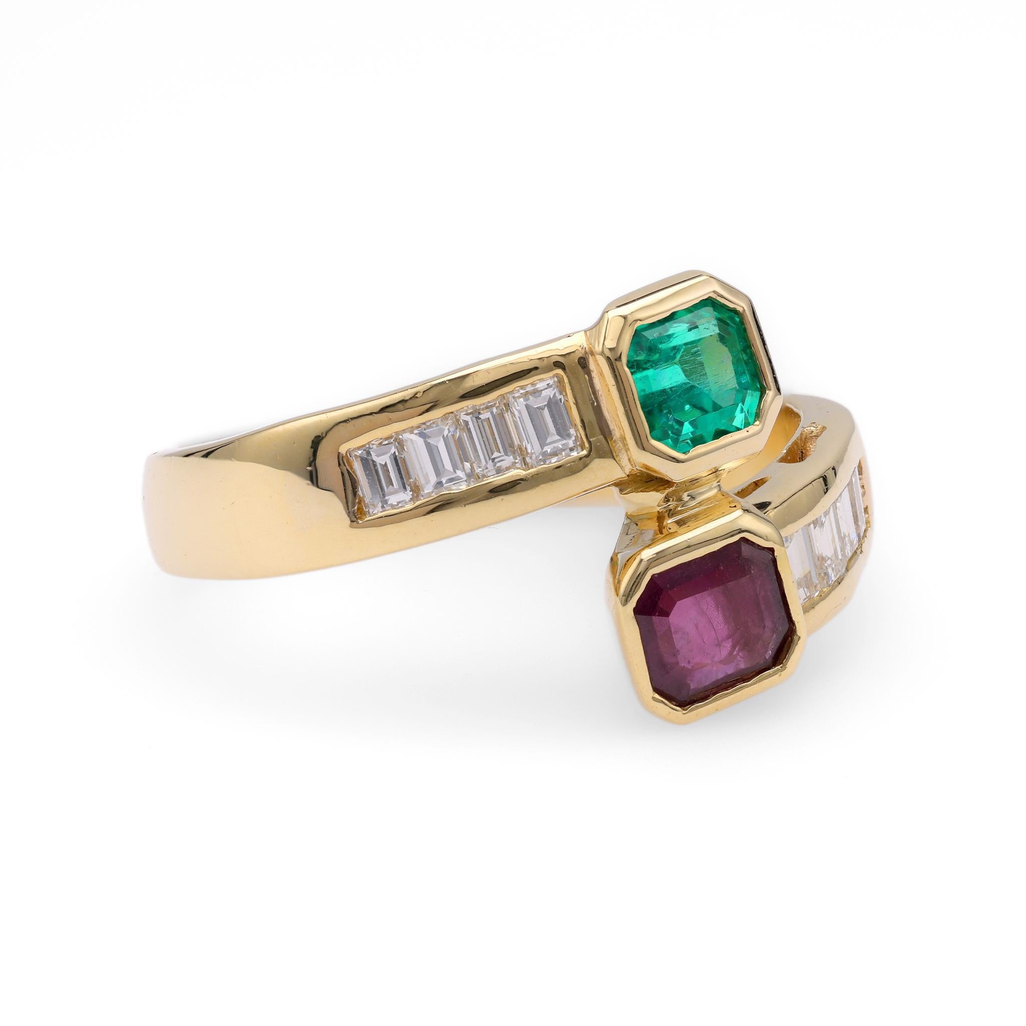 Taille émeraude Bague Bypass en or jaune, émeraude, rubis et diamant en vente