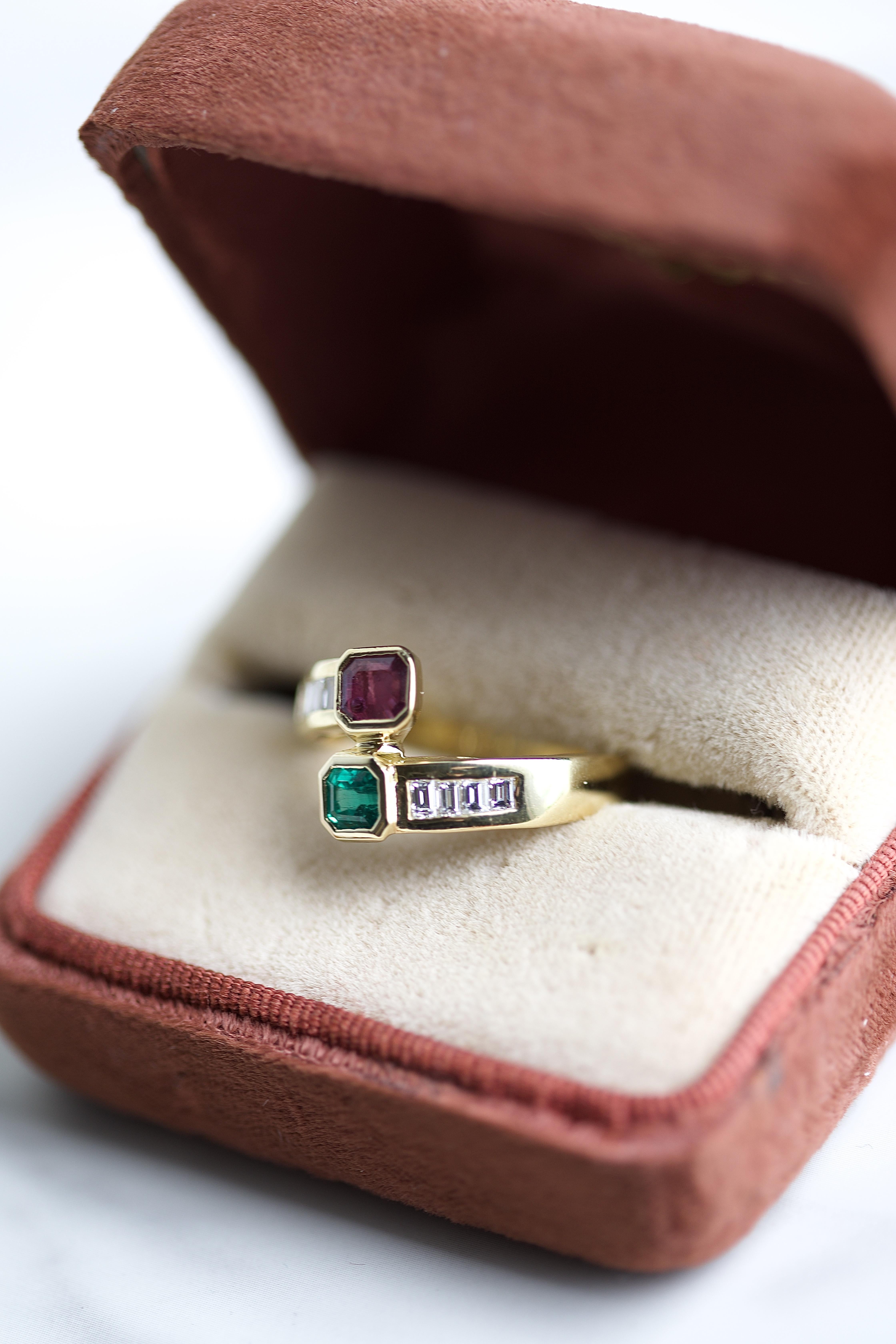 Bague Bypass en or jaune, émeraude, rubis et diamant Excellent état - En vente à Beverly Hills, CA