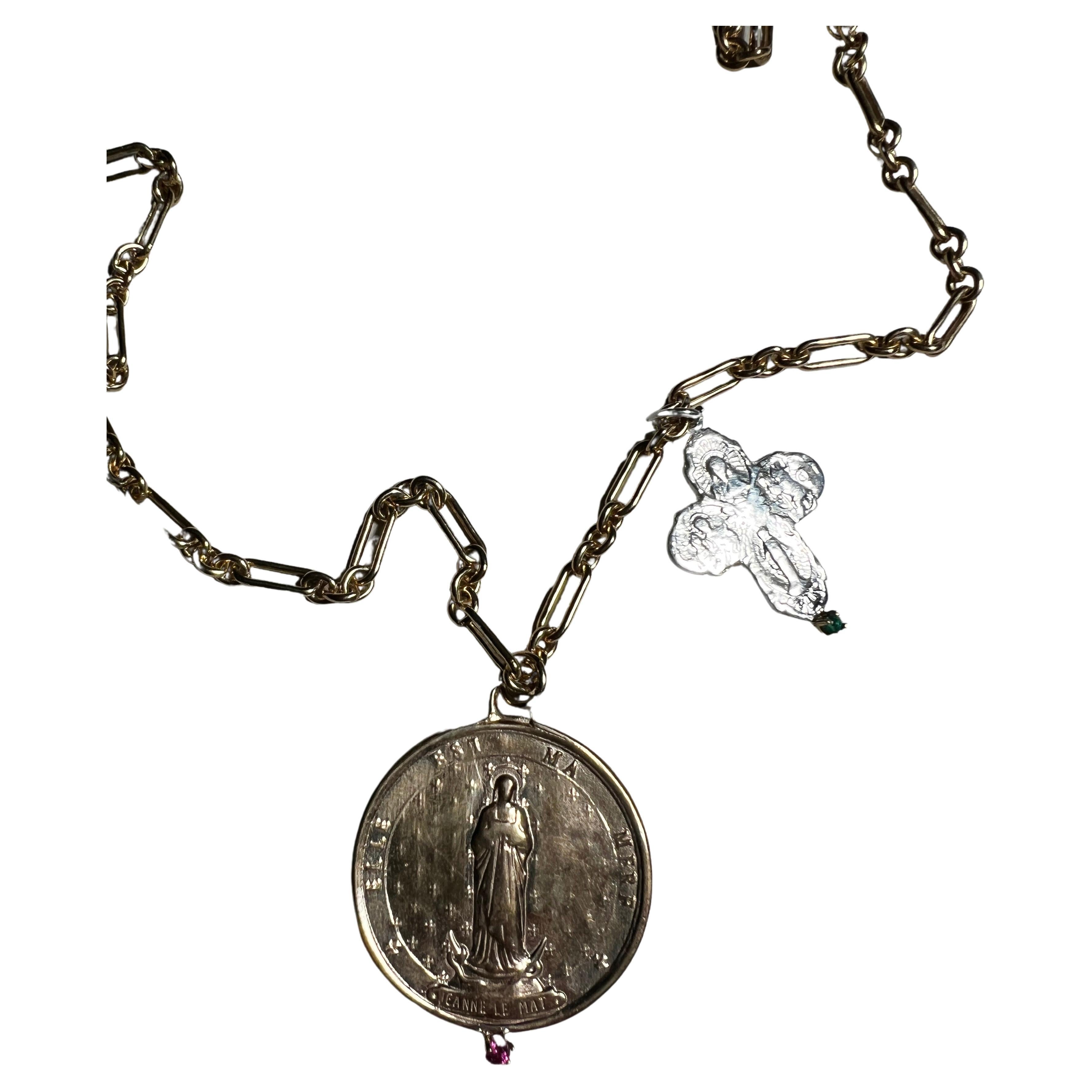 Collar Medalla Rubí Esmeralda Cruz de Plata Santa Juana Le Mat Cadena llena de oro Contemporáneo en venta