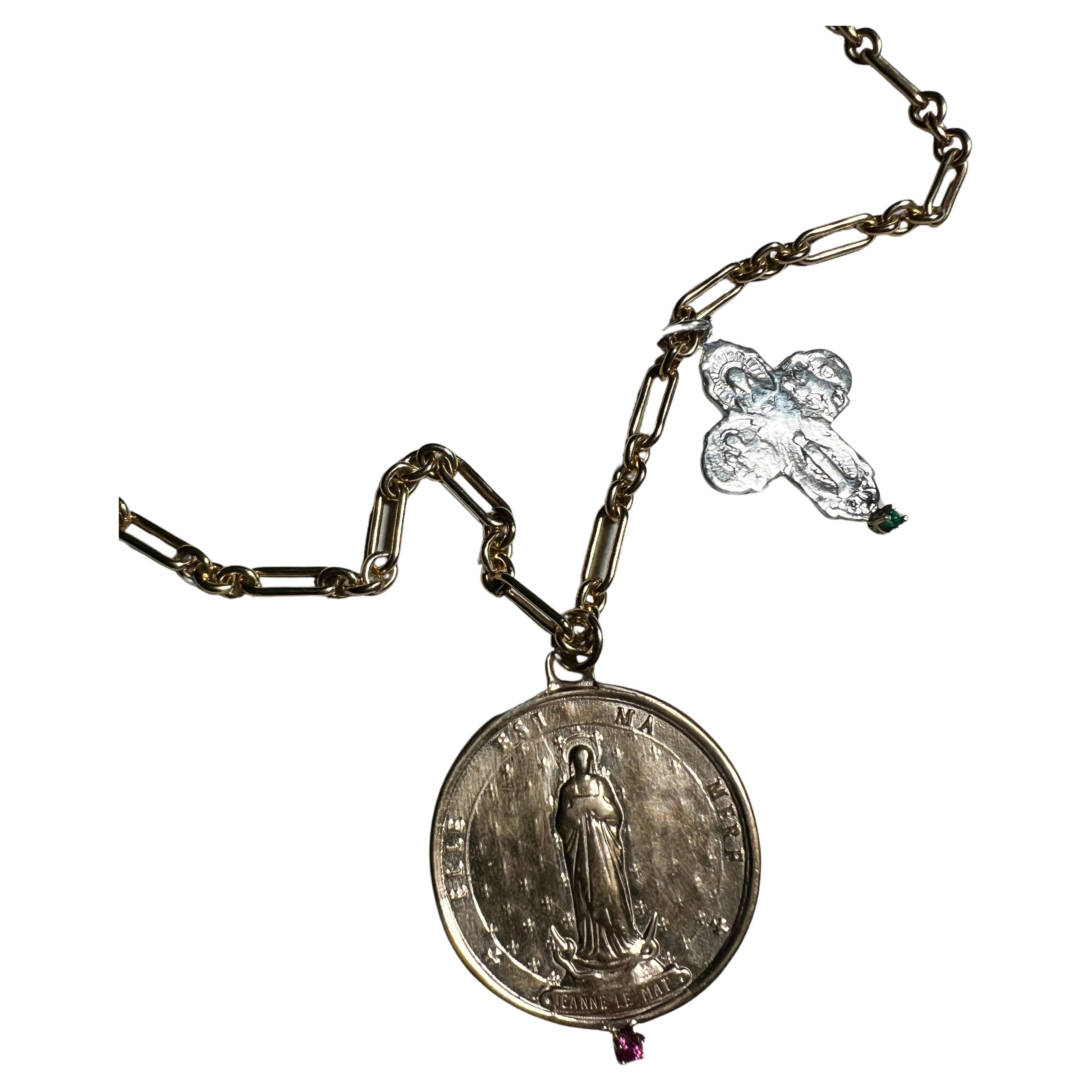 Collar Medalla Rubí Esmeralda Cruz de Plata Santa Juana Le Mat Cadena llena de oro en Nuevo estado para la venta en Los Angeles, CA