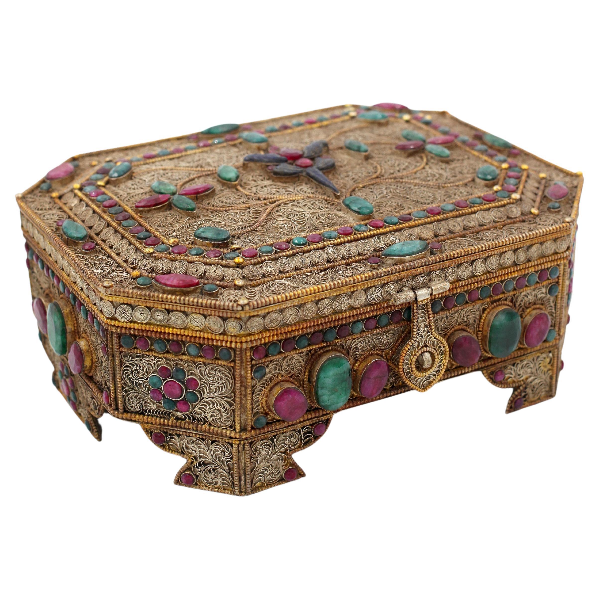 Caja de filigrana plateada montada con esmeralda y rubí