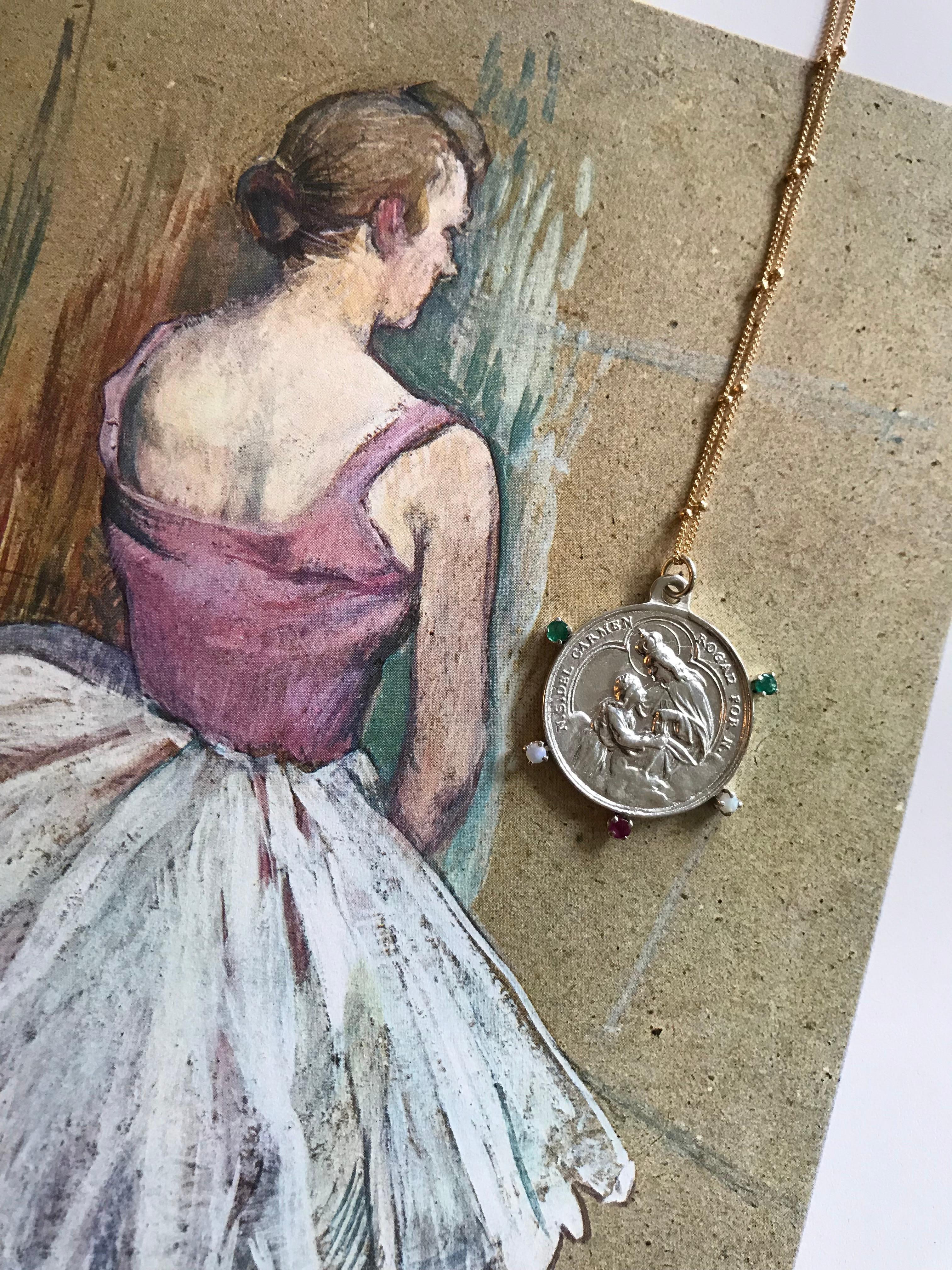 Contemporain Collier médaille de la Vierge Marie en émeraude, rubis et opale, pendentif en argent, chaîne remplie d'or J en vente