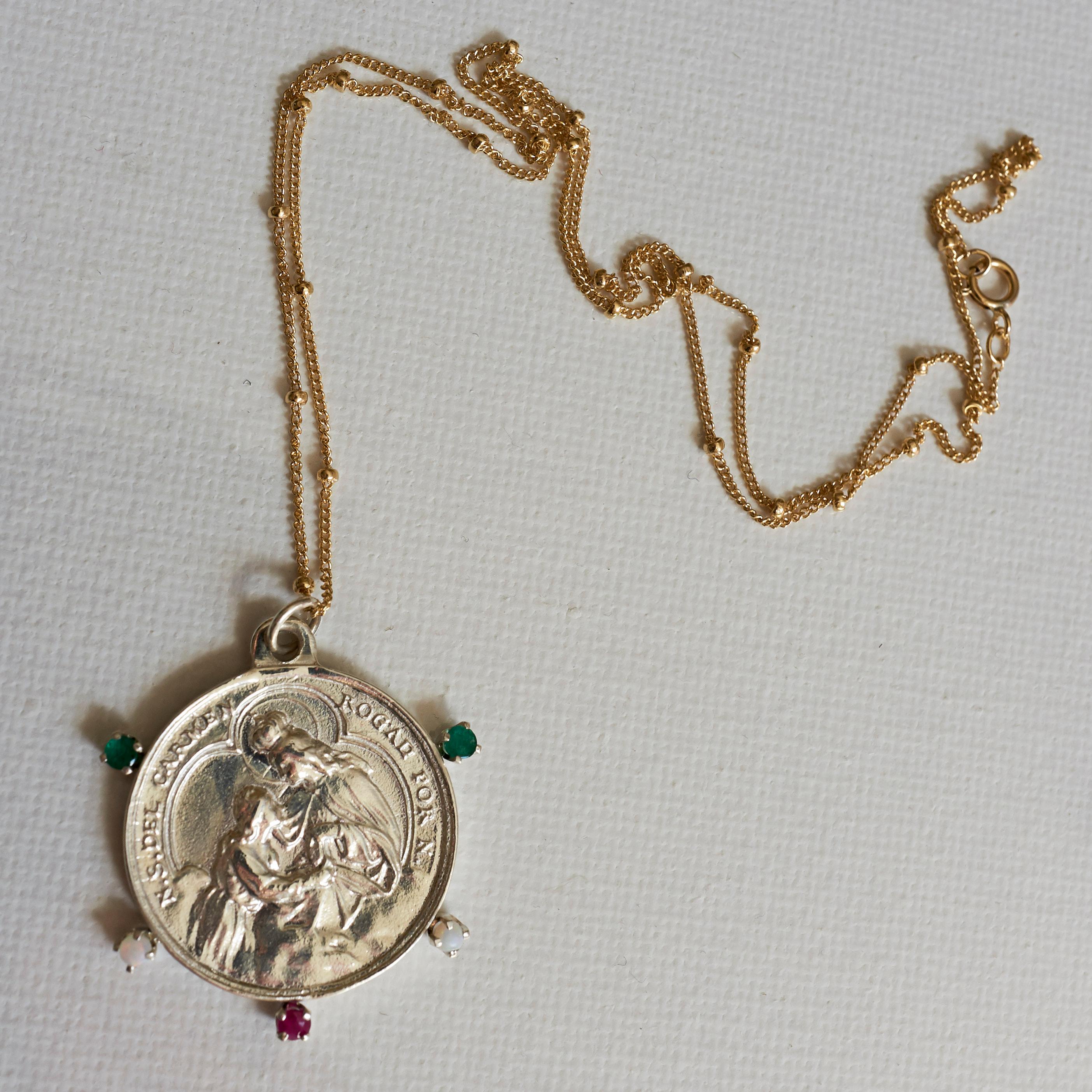 Taille ronde Collier médaille de la Vierge Marie en émeraude, rubis et opale, pendentif en argent, chaîne remplie d'or J en vente